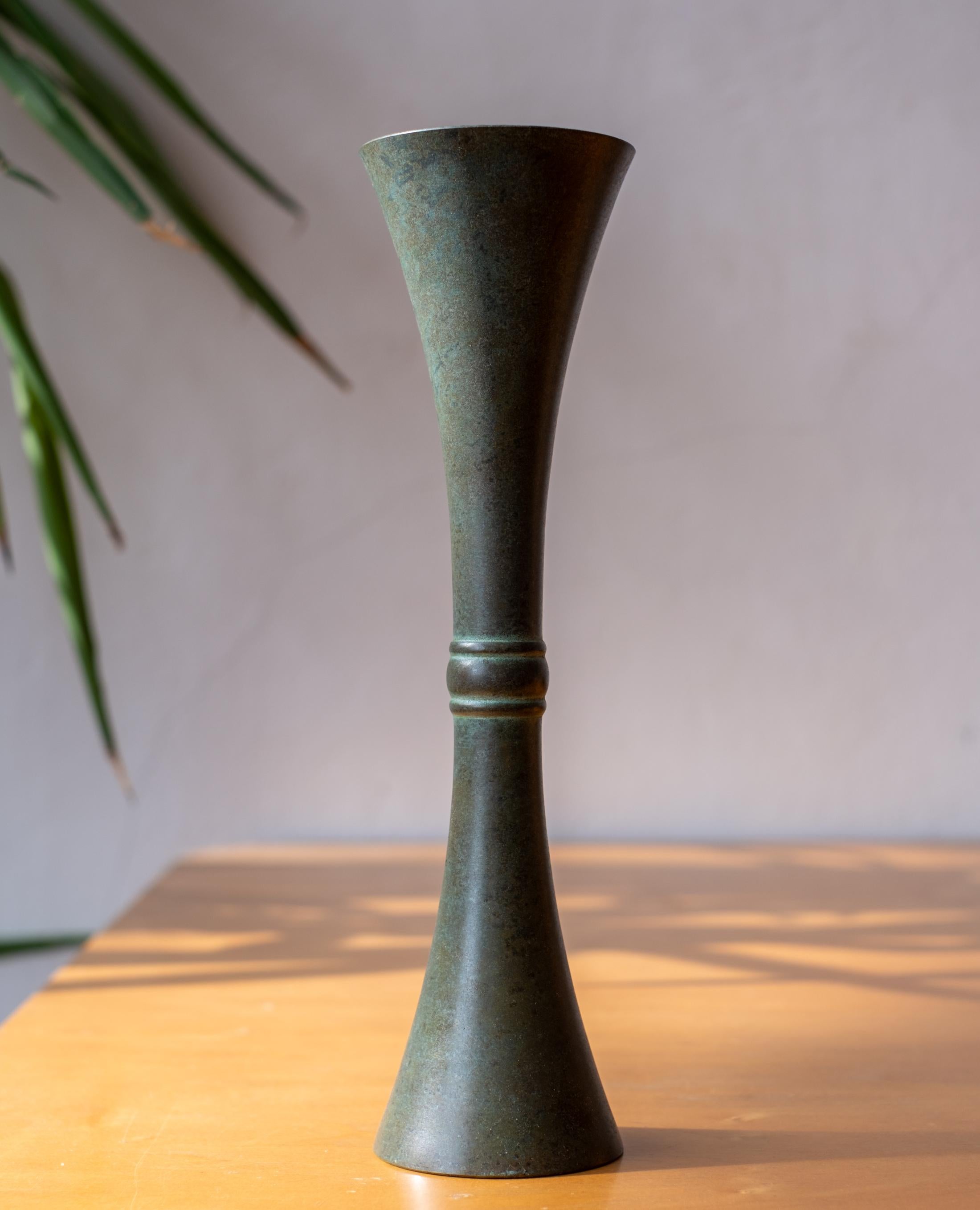 Vaso di bronzo giapponese modernista della metà del secolo scorso In condizioni buone in vendita a San Diego, CA