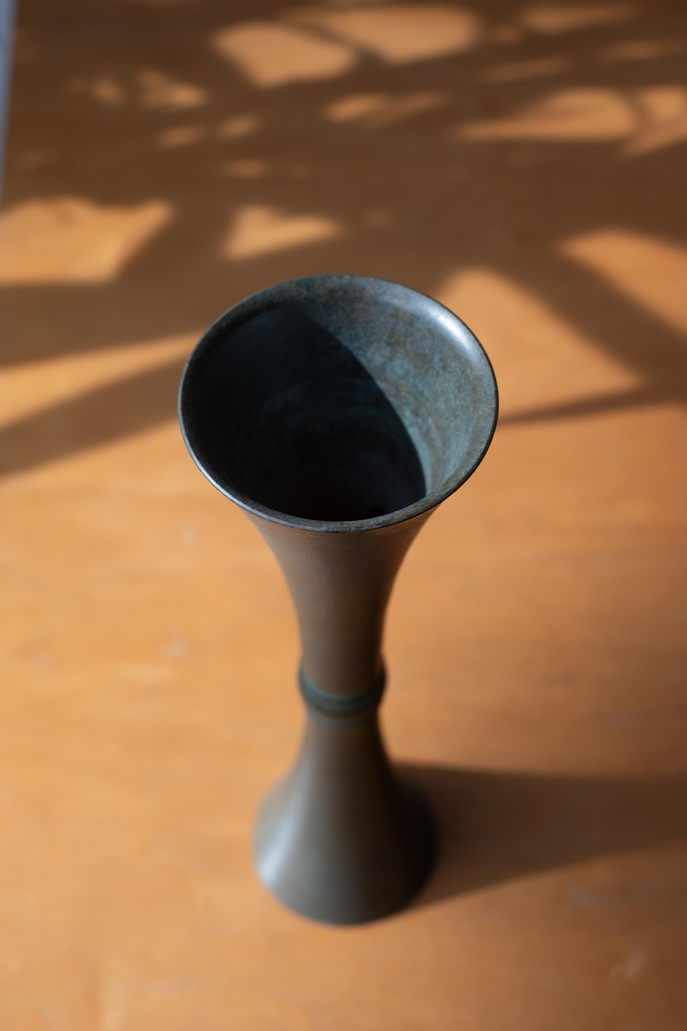Metà XX secolo Vaso di bronzo giapponese modernista della metà del secolo scorso in vendita