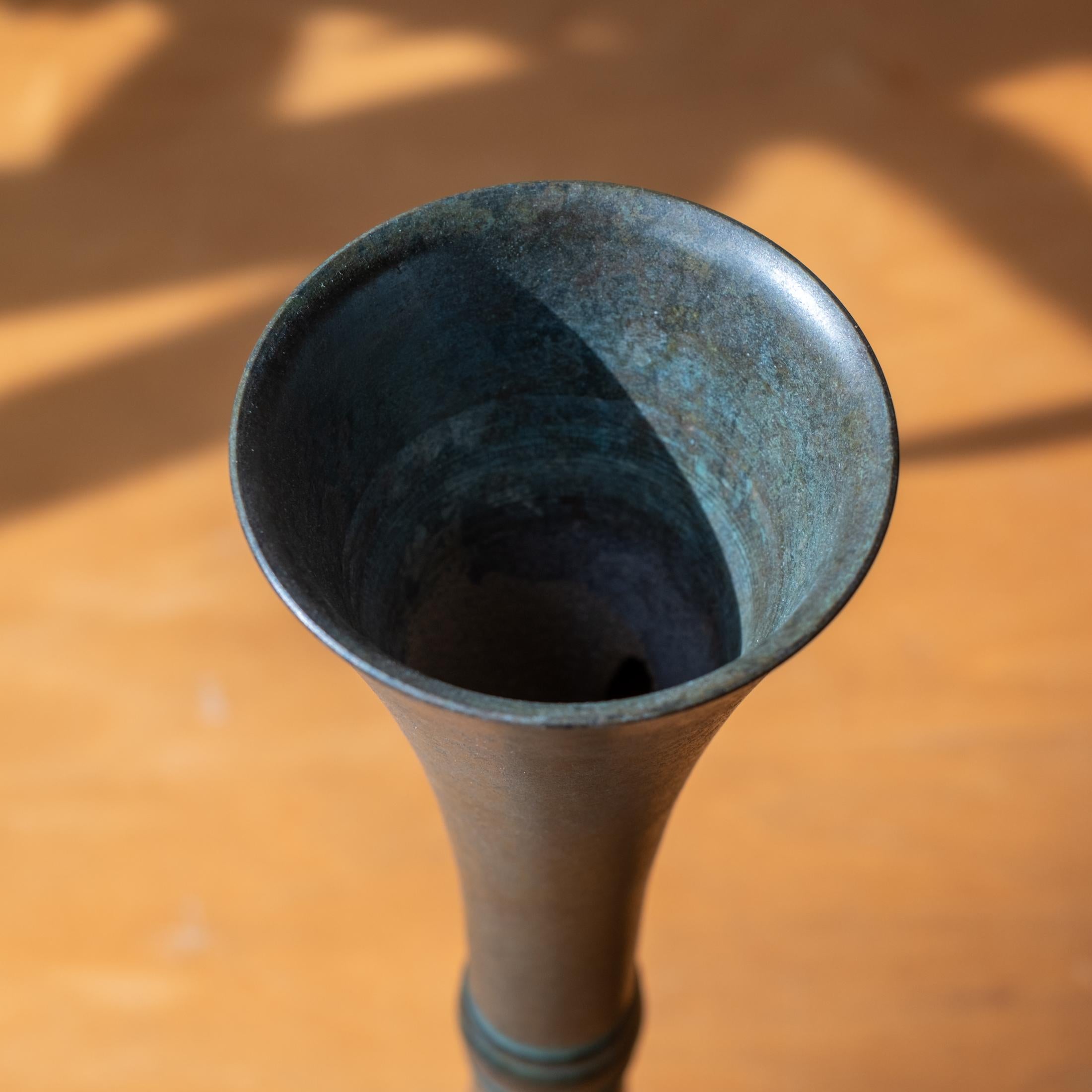 Bronzo Vaso di bronzo giapponese modernista della metà del secolo scorso in vendita