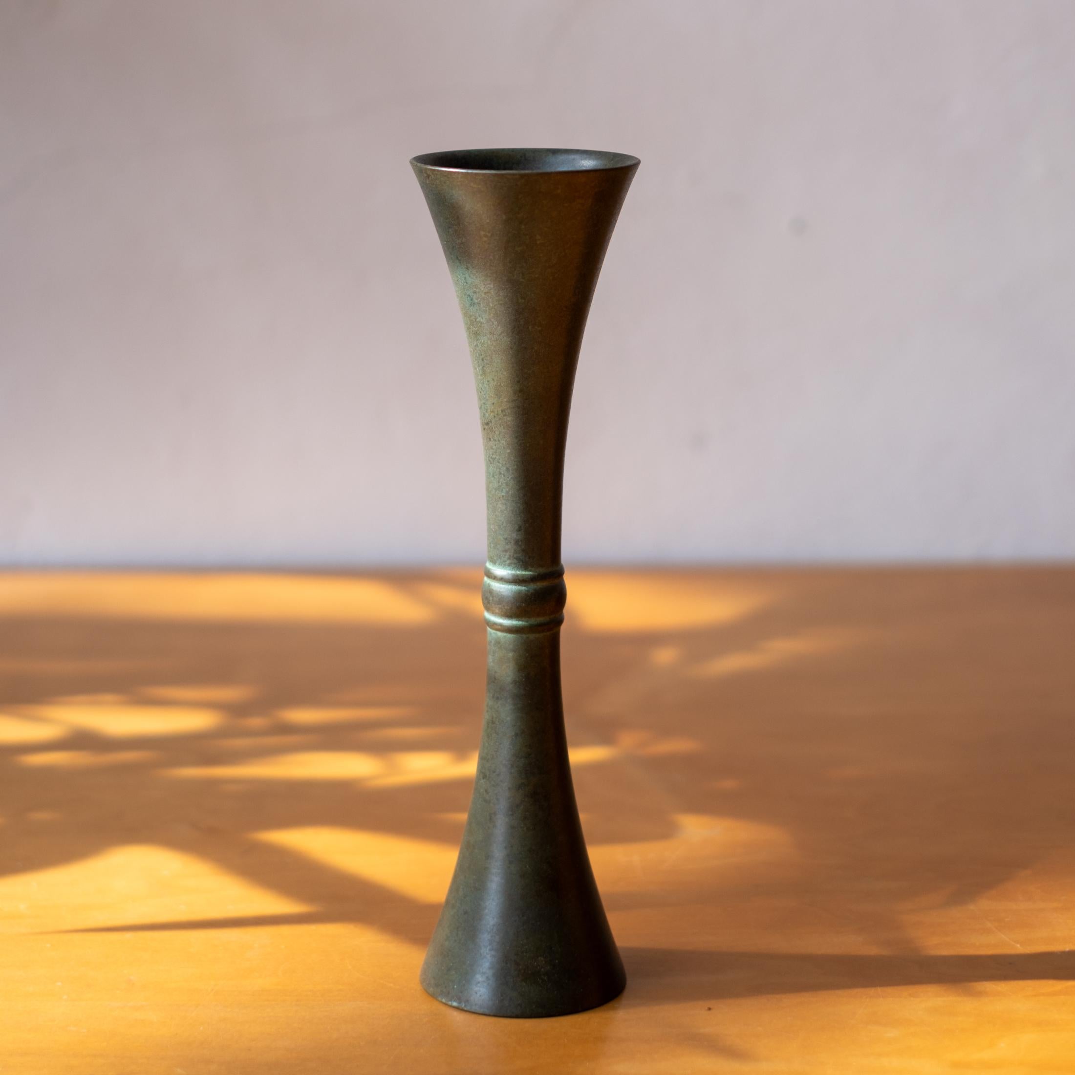 Vaso di bronzo giapponese modernista della metà del secolo scorso in vendita 1