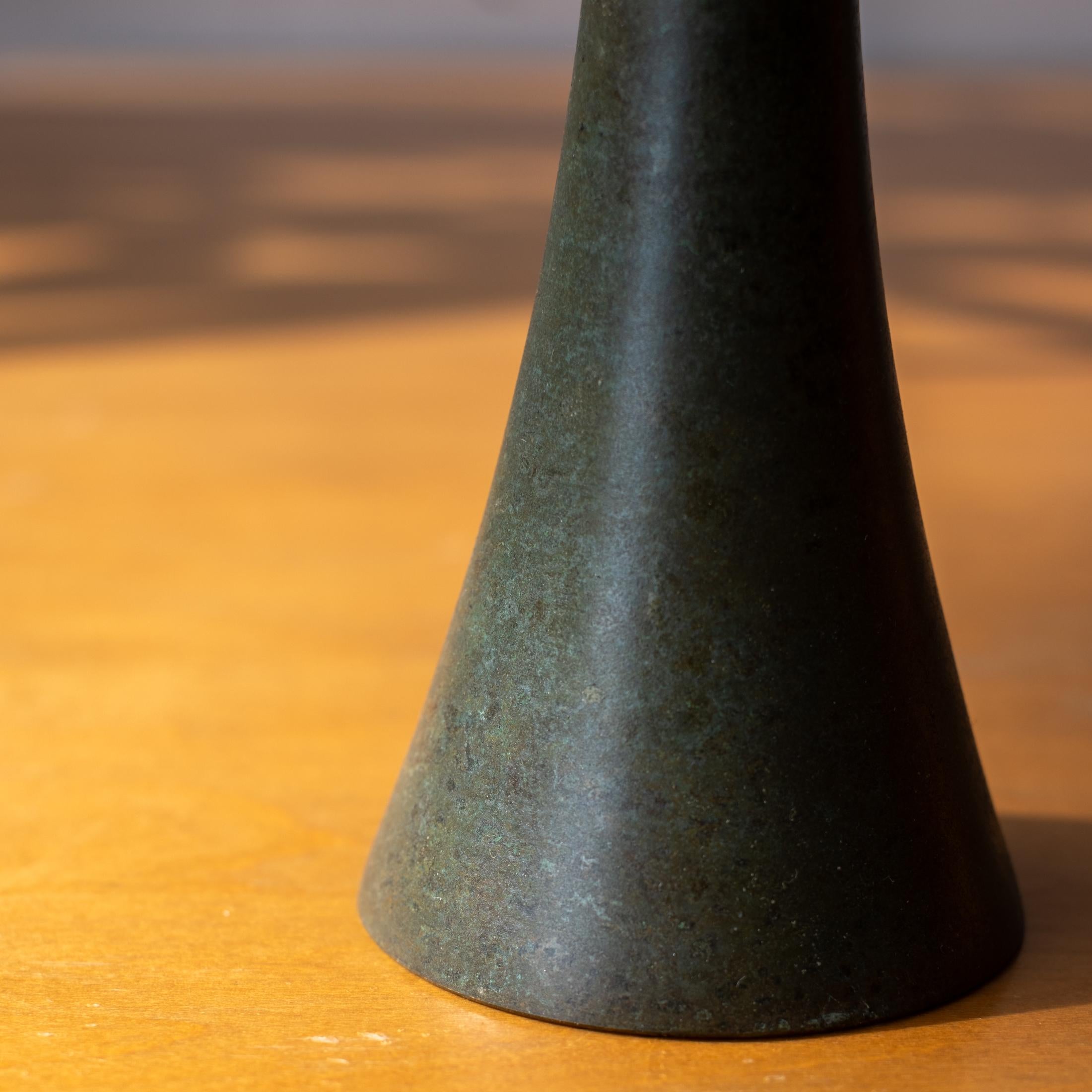 Vaso di bronzo giapponese modernista della metà del secolo scorso in vendita 2