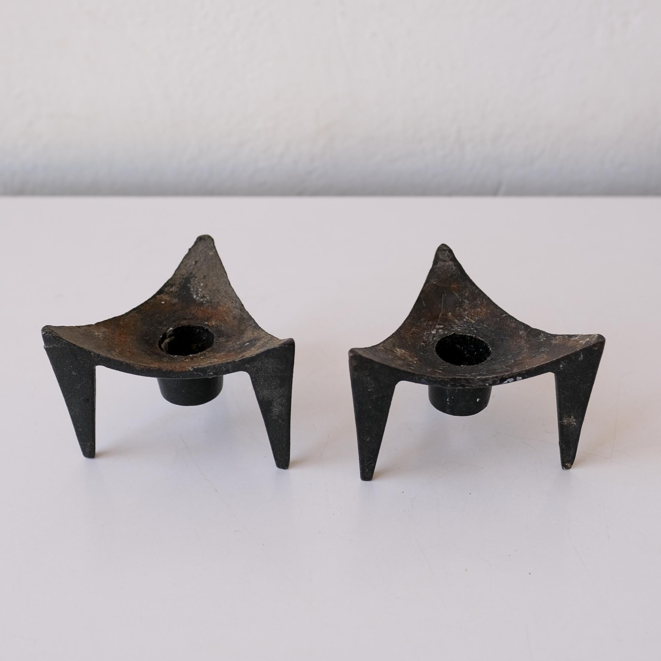 Ein Paar wunderschöne eiserne Kerzenhalter aus Japan. Dreieckige Form, die von einem dreibeinigen Sockel getragen wird. Tolle Patina. 1950s.