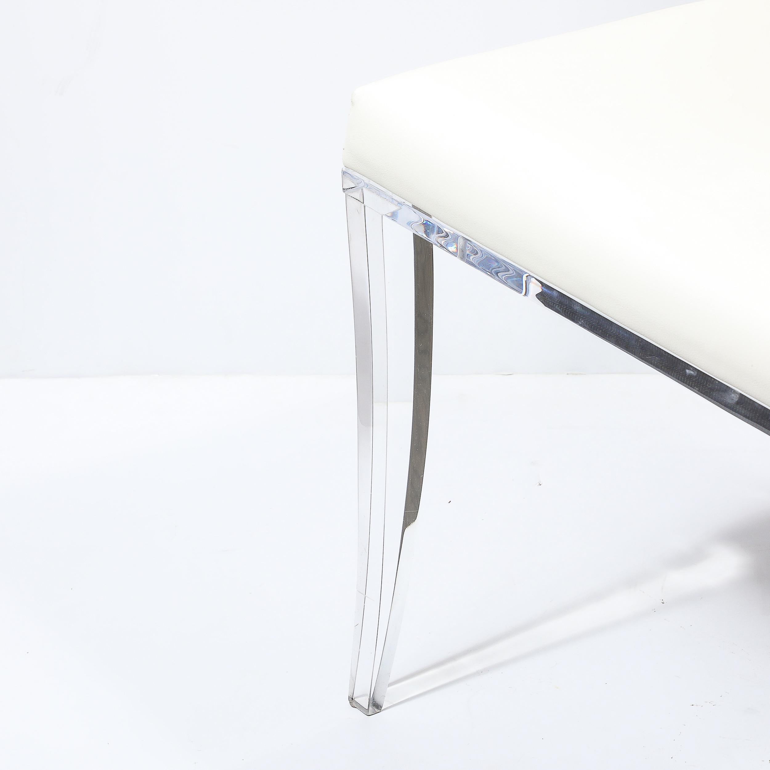 Moderner Klismos-Lucite-Stuhl mit weißer Lederpolsterung aus der Jahrhundertmitte im Angebot 4