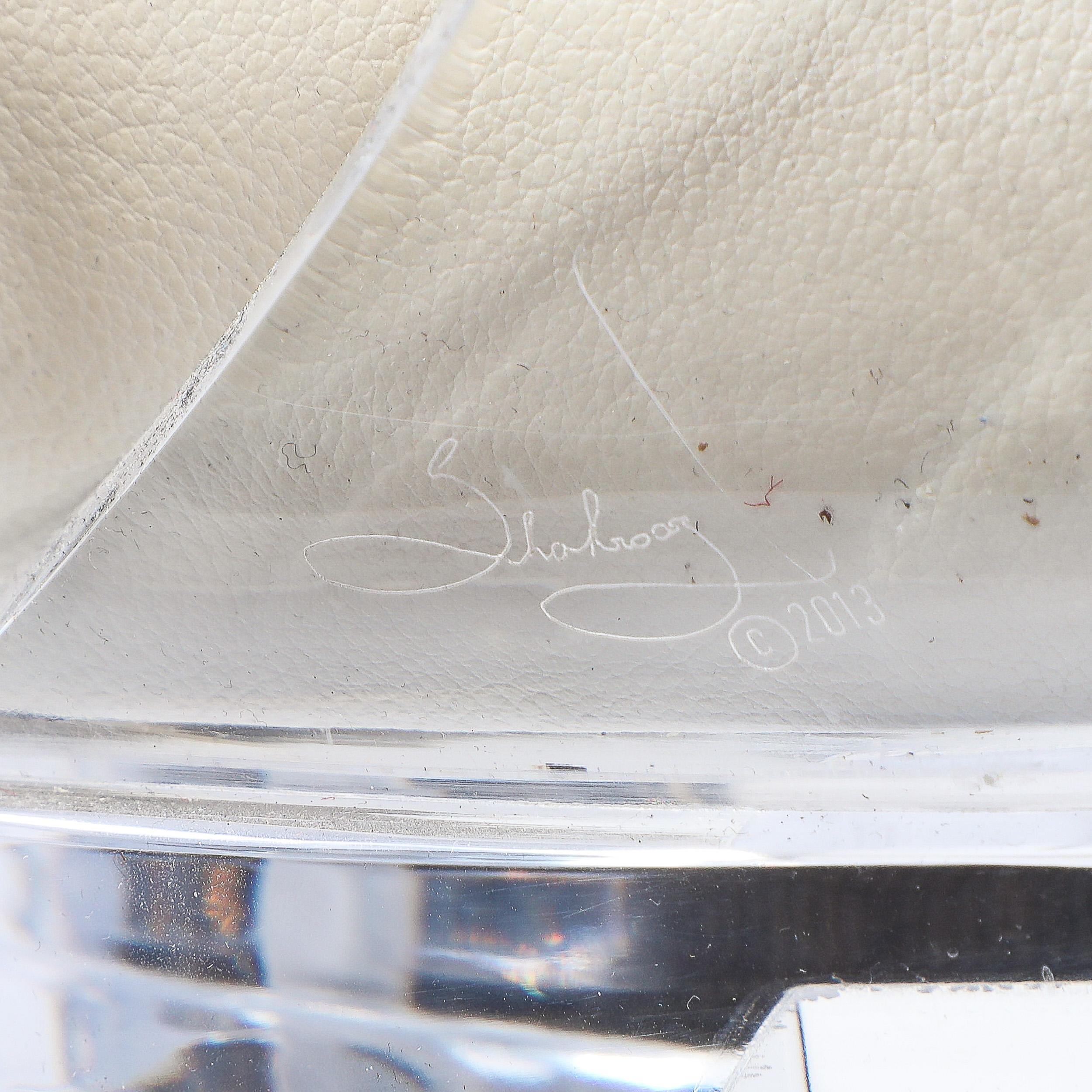 Moderner Klismos-Lucite-Stuhl mit weißer Lederpolsterung aus der Jahrhundertmitte im Angebot 6