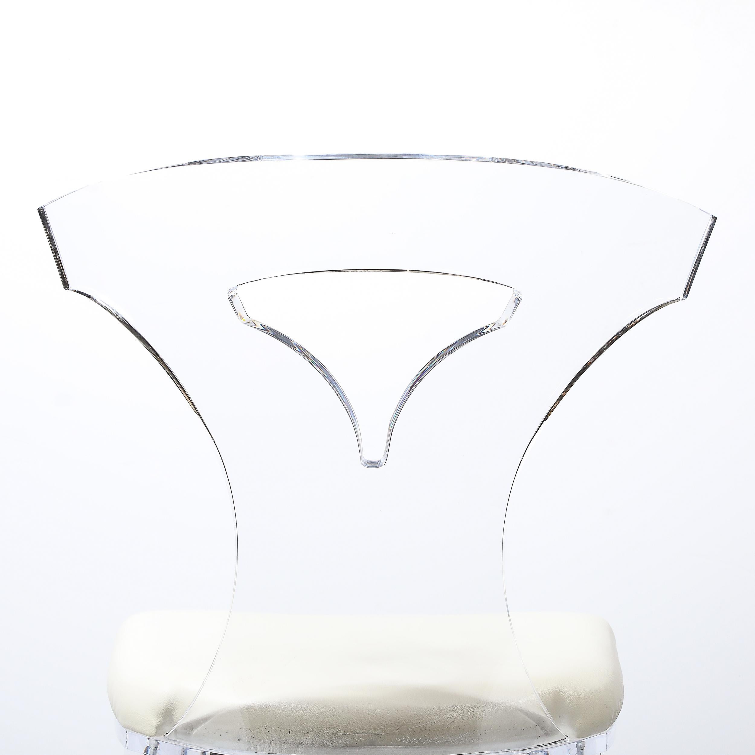 Moderner Klismos-Lucite-Stuhl mit weißer Lederpolsterung aus der Jahrhundertmitte (20. Jahrhundert) im Angebot