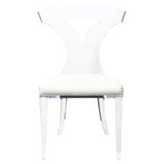 Sedia in lucite Klismos modernista di metà secolo con rivestimento in pelle bianca
