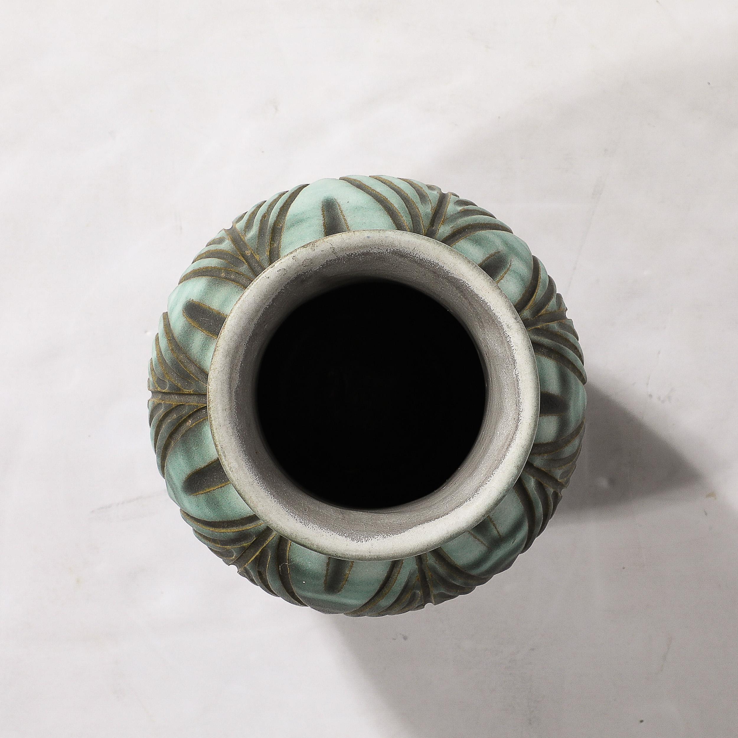 Vase linéaire moderniste du milieu du siècle dernier, sarcelle/umbre fumé par Design Techniques en vente 2