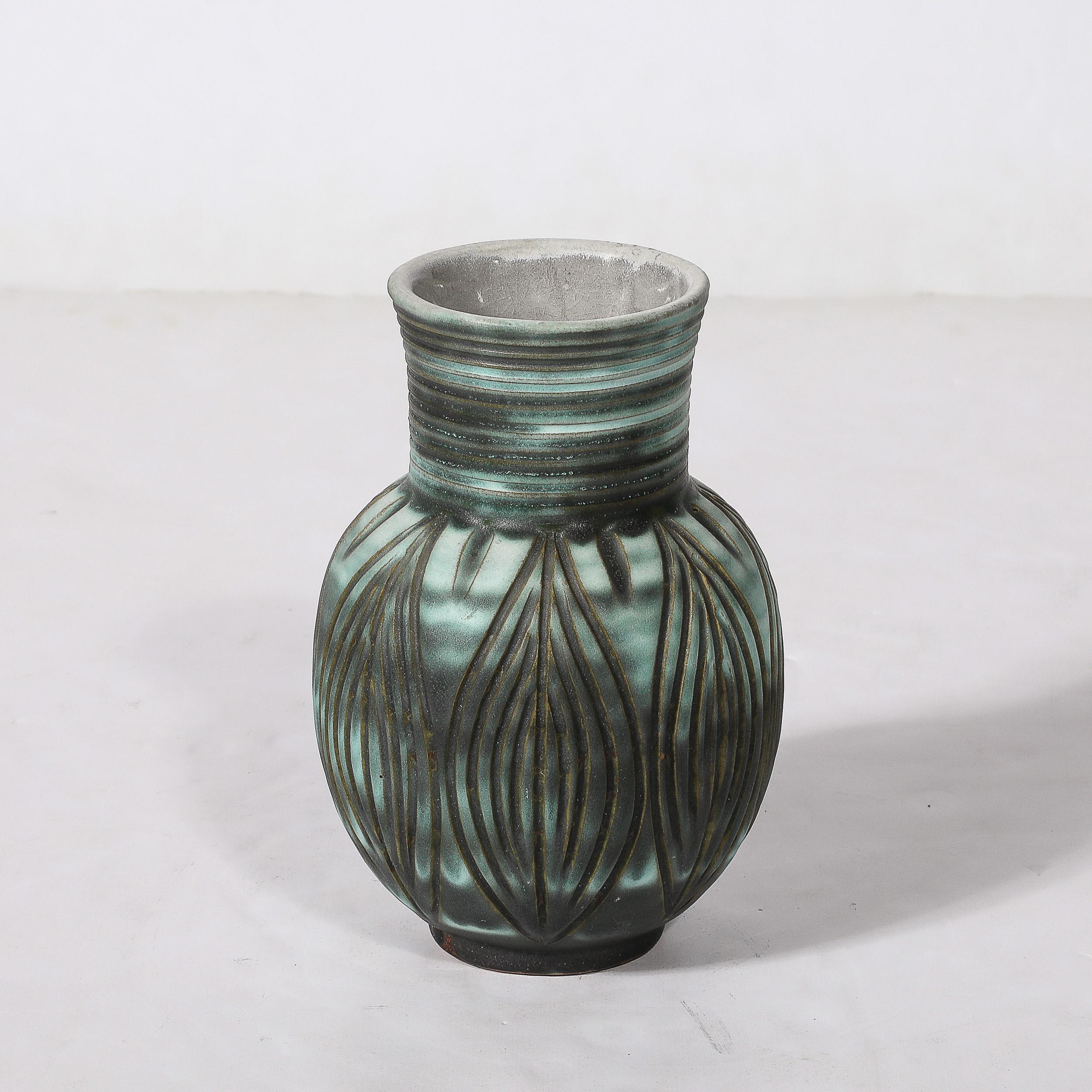 Ce rare et magnifique vase moderniste du milieu du siècle, de couleur sarcelle et ambre fumé, avec des détails linéaires rainurés, a été réalisé par l'estimée société Design Techniques et provient des États-Unis, vers 1970. Le corps est arrondi et