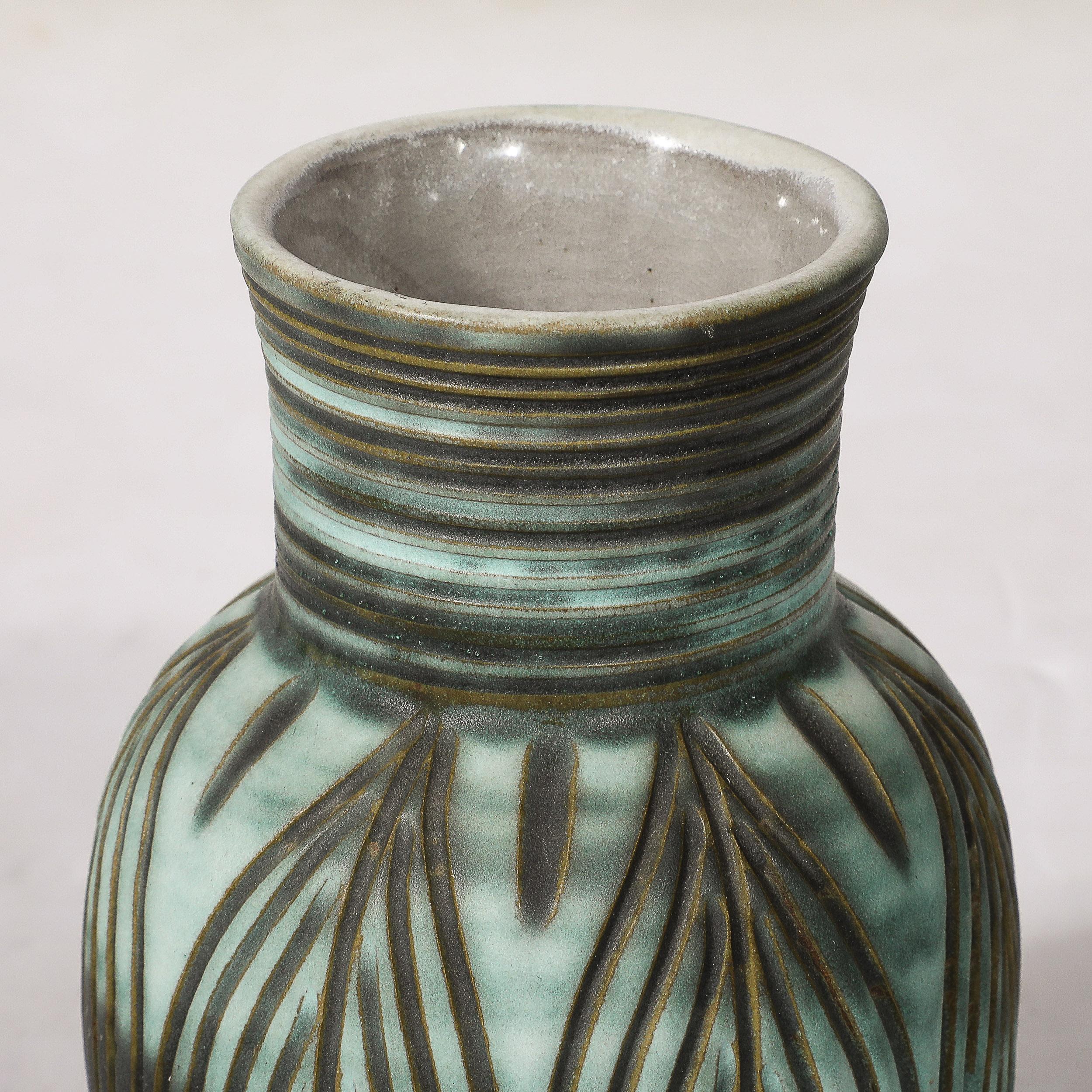 Vernissé Vase linéaire moderniste du milieu du siècle dernier, sarcelle/umbre fumé par Design Techniques en vente