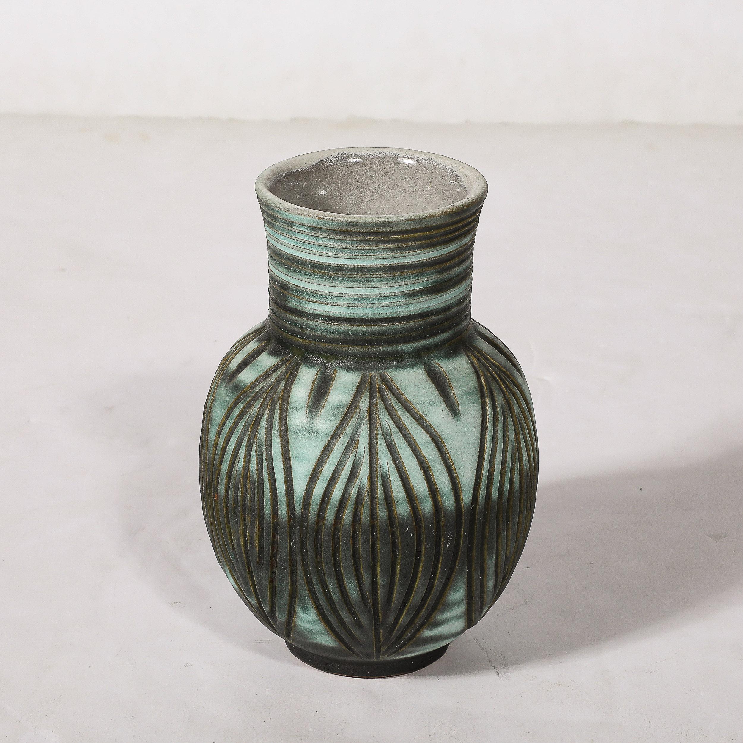 Céramique Vase linéaire moderniste du milieu du siècle dernier, sarcelle/umbre fumé par Design Techniques en vente