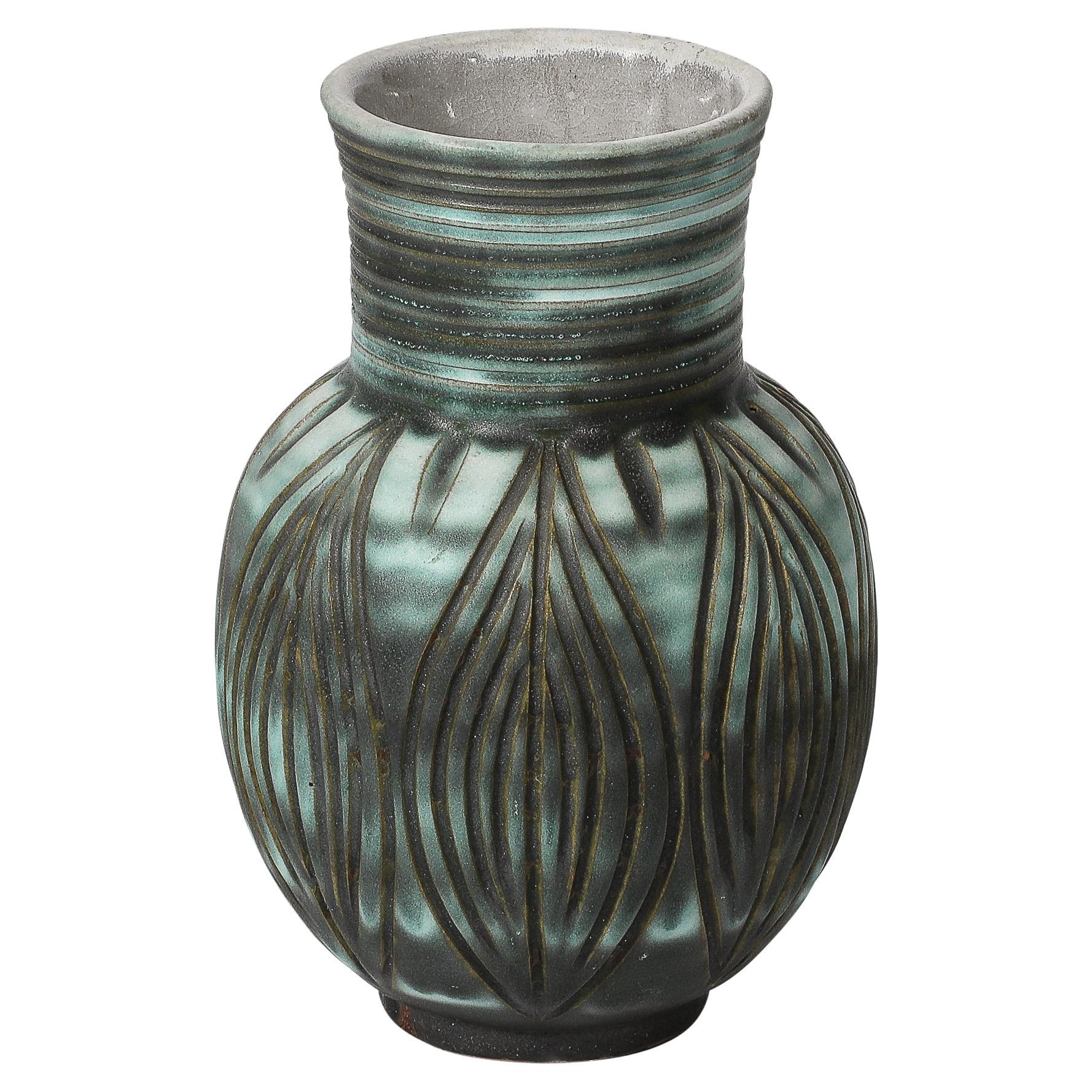 Vase linéaire moderniste du milieu du siècle dernier, sarcelle/umbre fumé par Design Techniques en vente