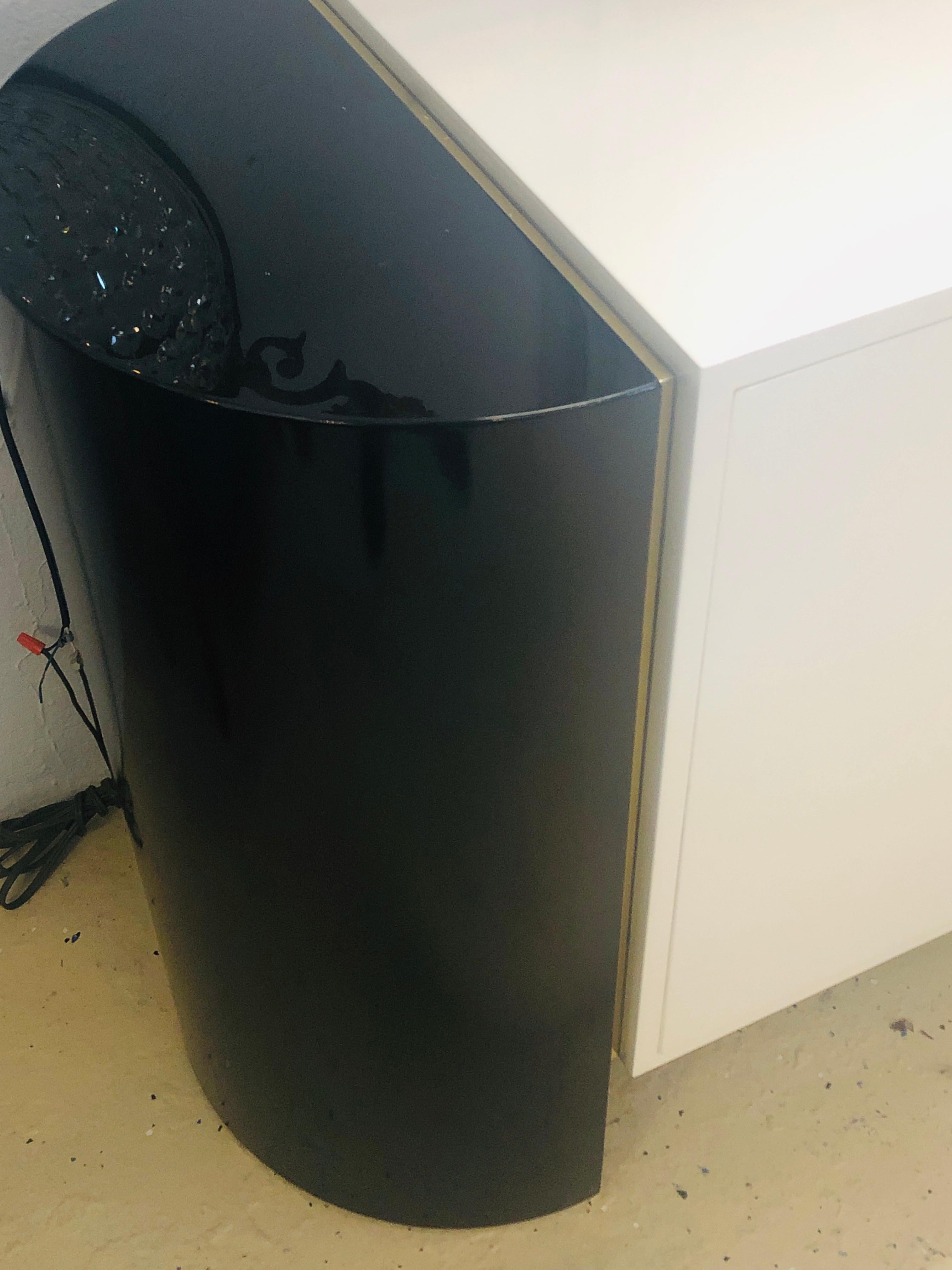 Milo Baughman Stil, Modern, Sideboard, Weiß, schwarz lackiertes Holz, 1970er Jahre im Zustand „Gut“ im Angebot in Manhasset, NY