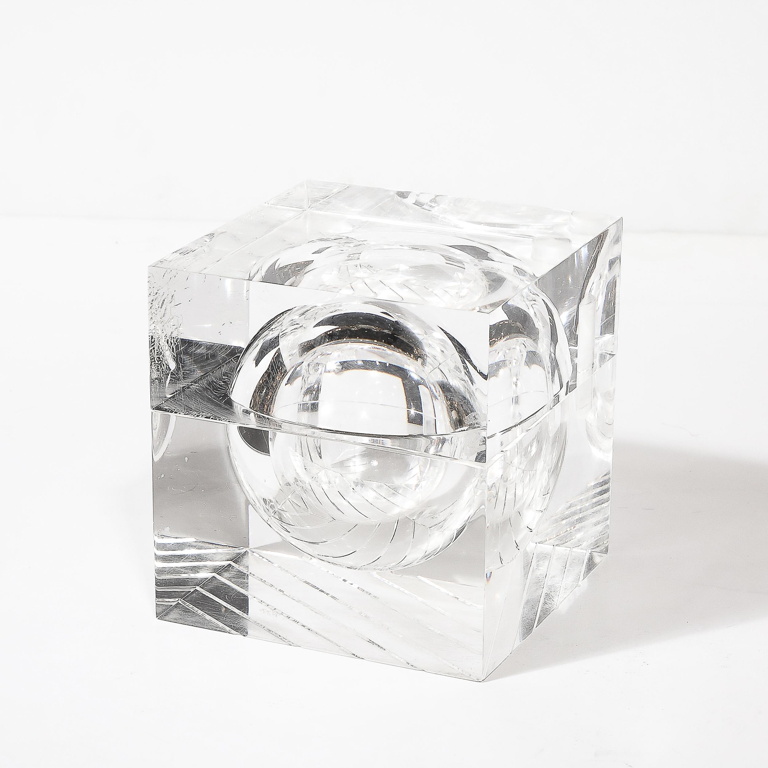 Ce seau à glace sophistiqué en lucite de style moderniste du milieu du siècle, avec détails linéaires et ouverture pivotante, provient des États-Unis, vers 1970. Cette pièce présente une composition rectiligne avec un espace sphérique ouvert au