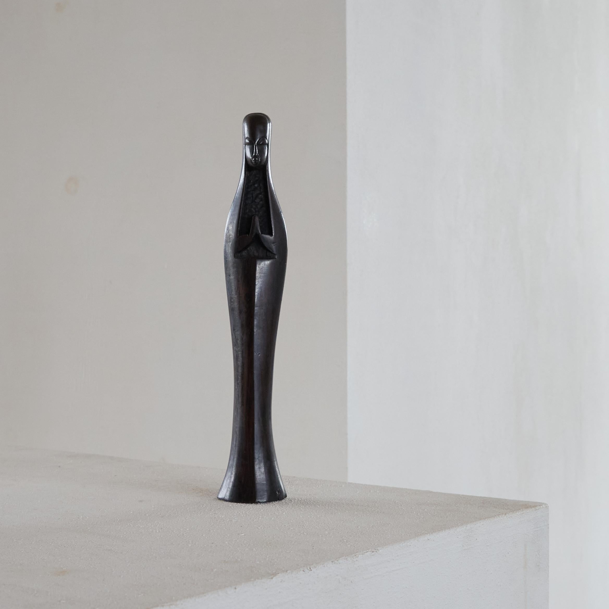 Madonna modernista di metà secolo in Wood intagliato 1950.

Una bellissima madonna modernista in legno intagliato con una qualità molto astratta. Dettagli meravigliosi come il volto dettagliato, le mani piegate e le superfici tattili del legno