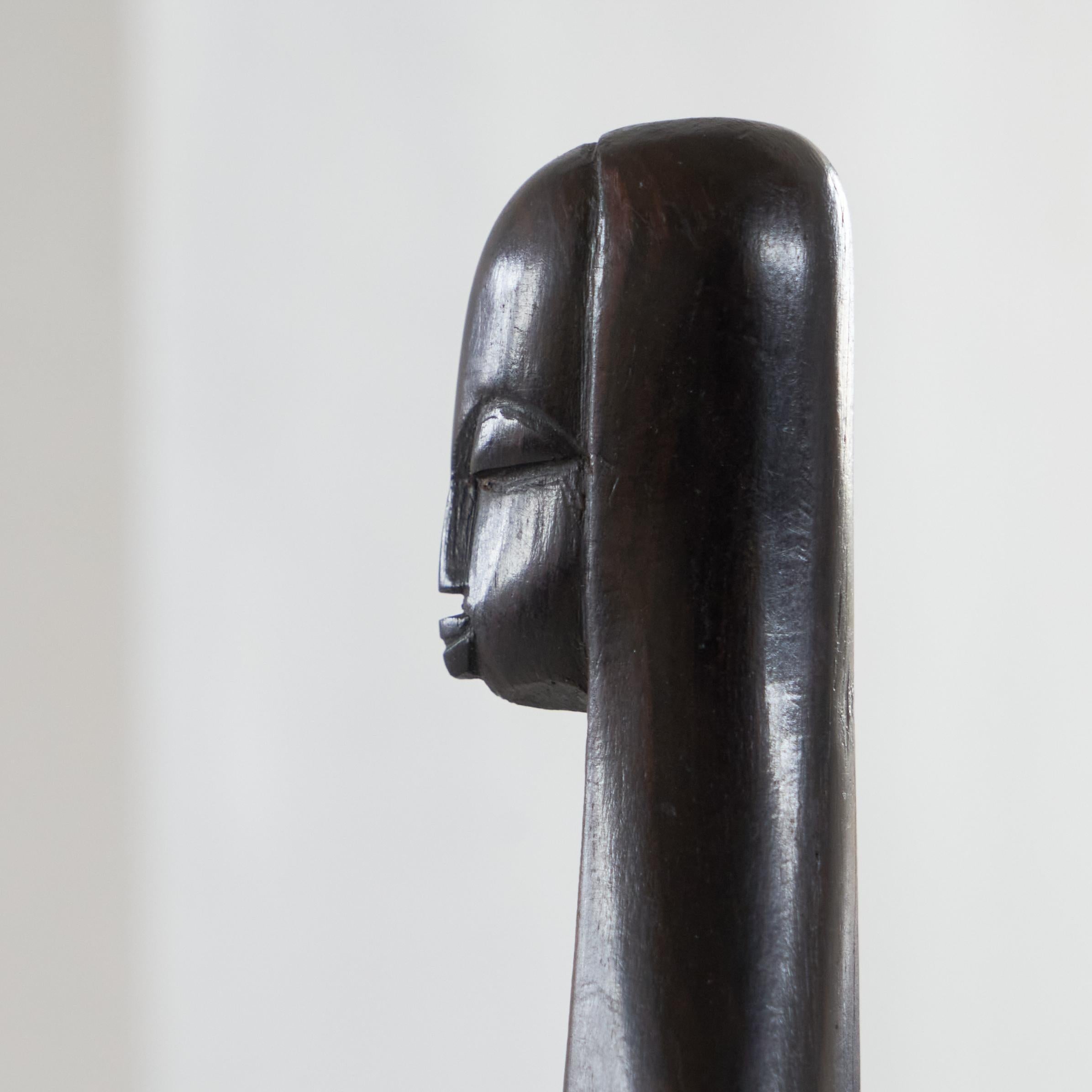 Fatto a mano Madonna modernista di metà secolo in Wood scolpito 1950 in vendita
