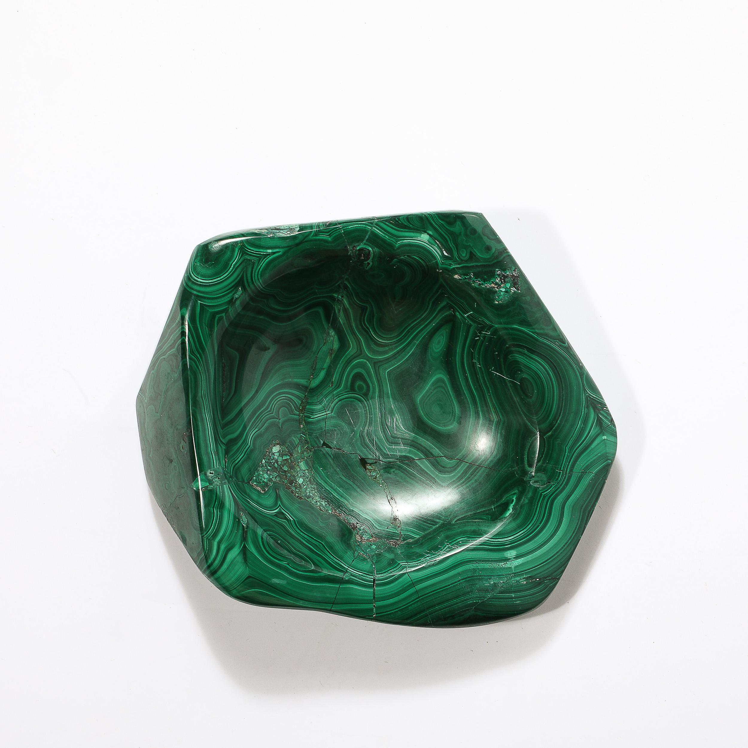Ce bol/cendrier en malachite de style moderniste du milieu du siècle, aux formes organiques et aux matériaux exquis, provient de Russie, vers 1970. Avec son bassin peu profond et ses formes arrondies bien polies mais organiques sur l'ensemble de la