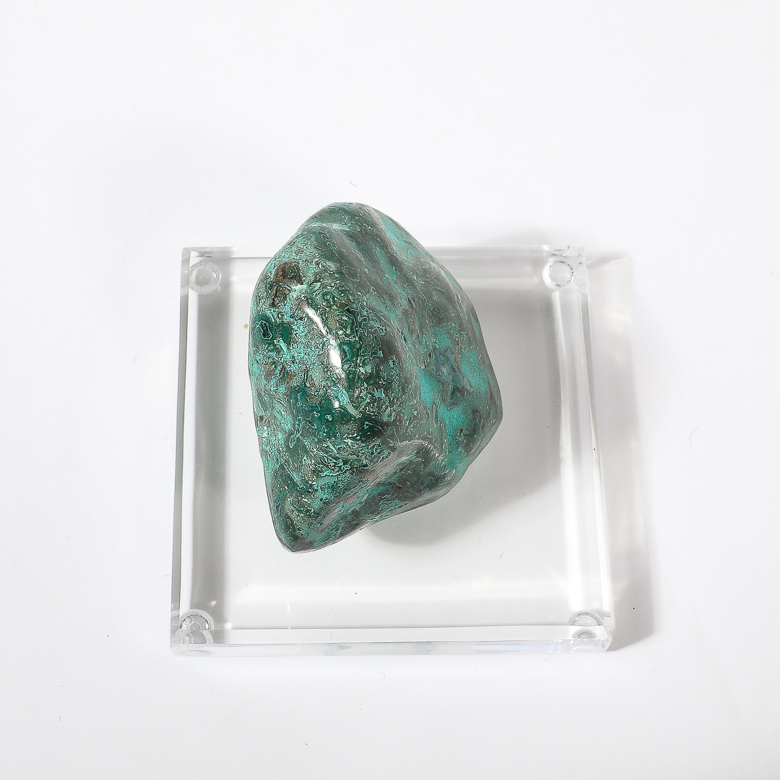 Specimen di malachite modernista di metà secolo su base di lucite sfaccettata di HOLLY HUNT in vendita 3