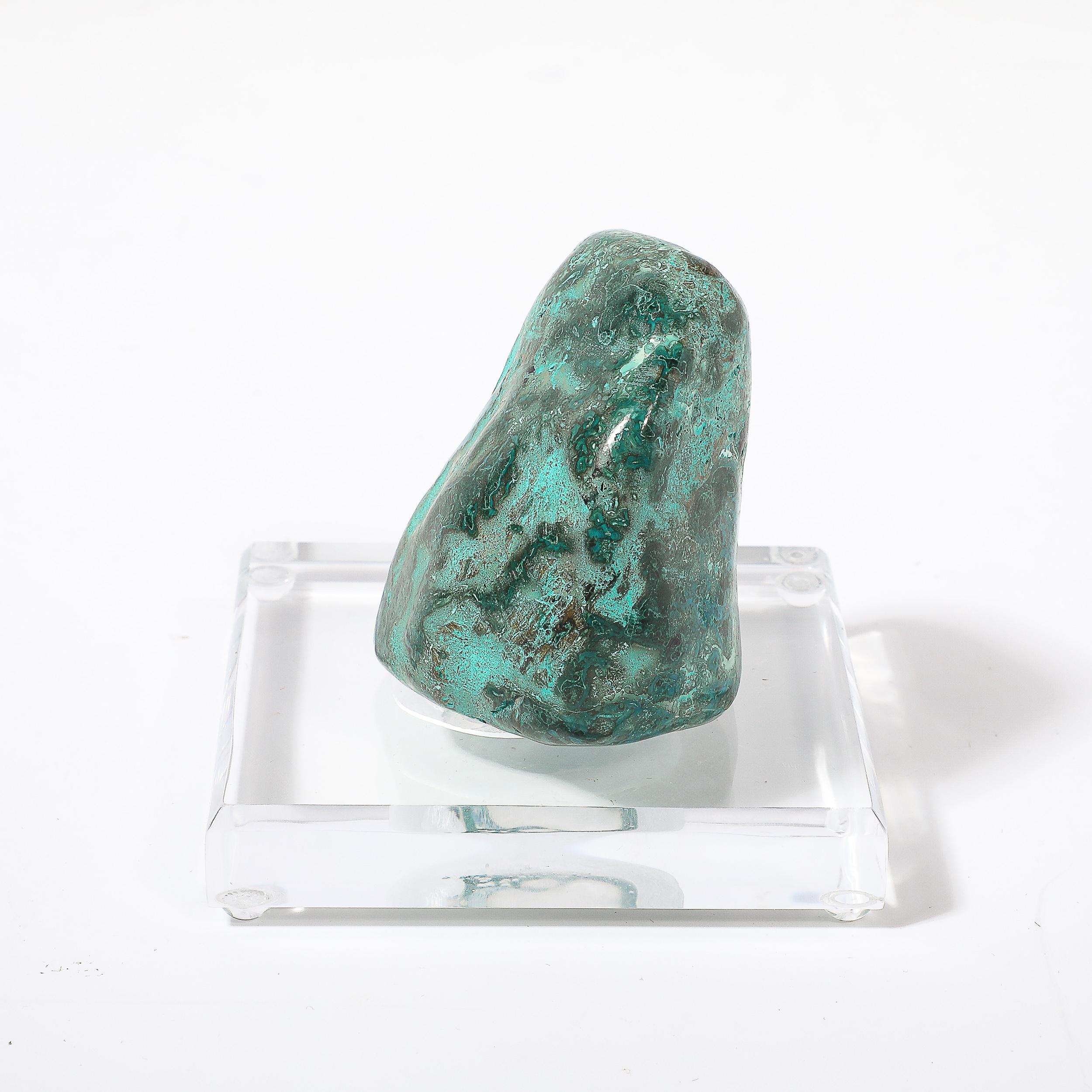 Brasiliano Specimen di malachite modernista di metà secolo su base di lucite sfaccettata di HOLLY HUNT in vendita