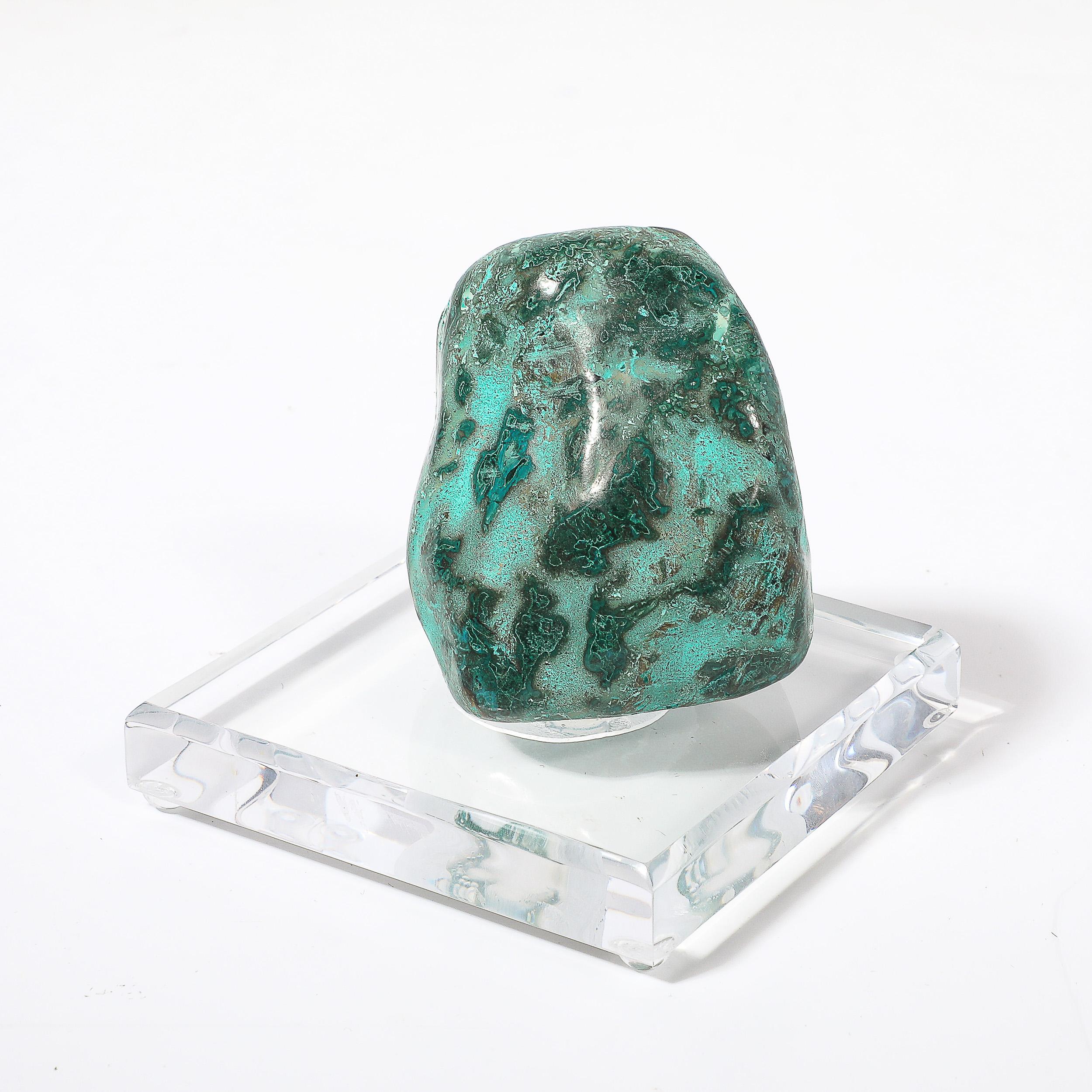 Specimen di malachite modernista di metà secolo su base di lucite sfaccettata di HOLLY HUNT In condizioni ottime in vendita a New York, NY