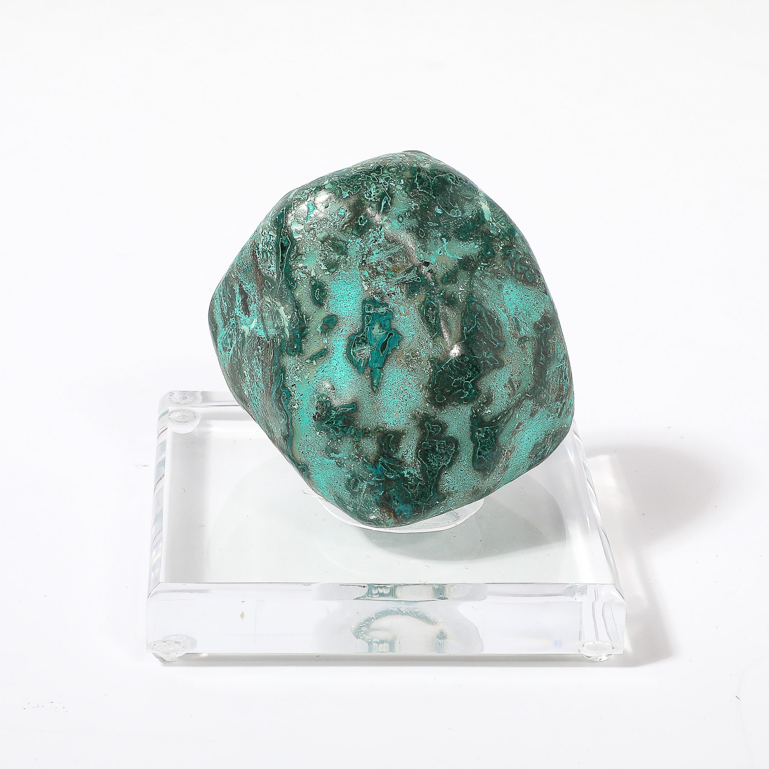 XX secolo Specimen di malachite modernista di metà secolo su base di lucite sfaccettata di HOLLY HUNT in vendita
