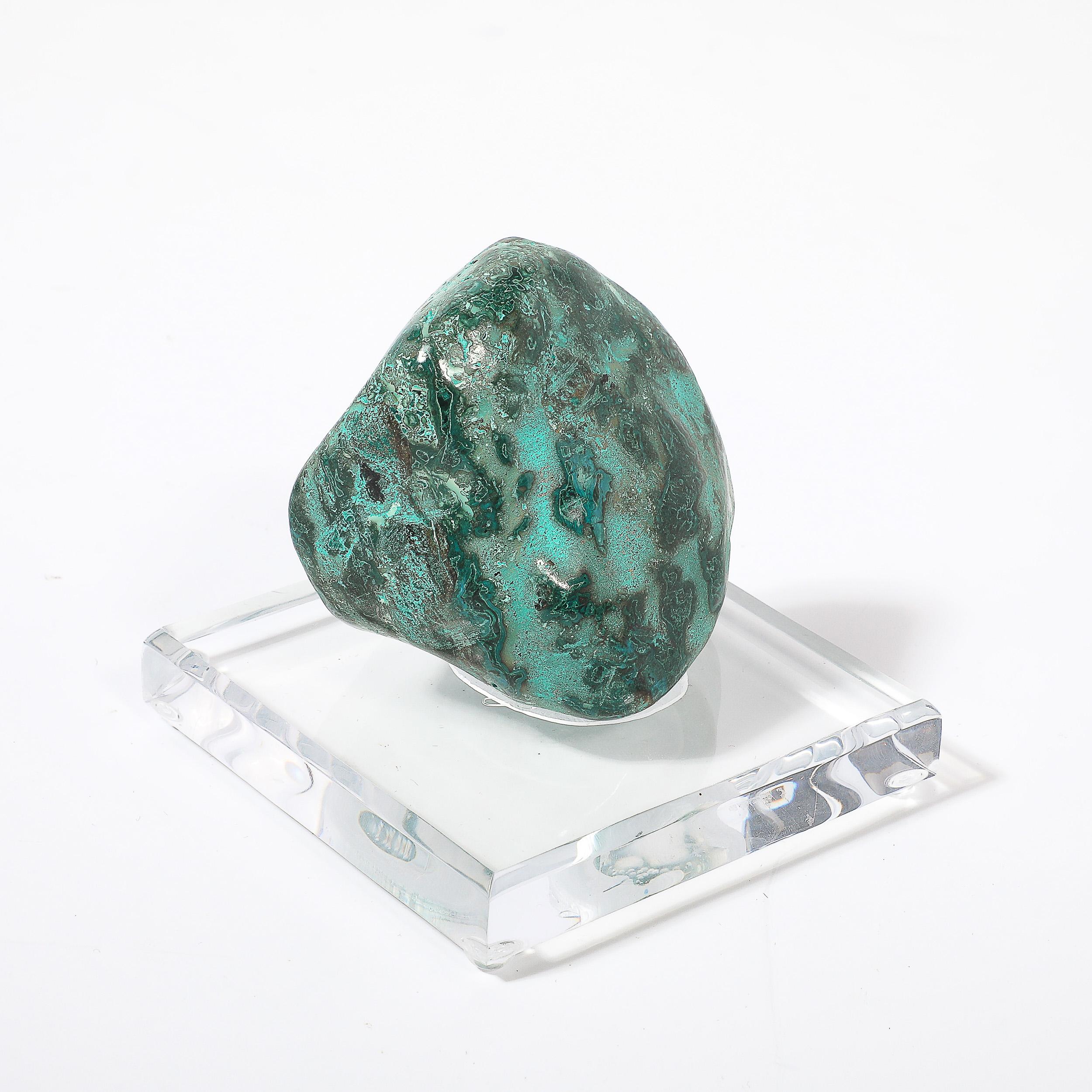 Malachite Specimen di malachite modernista di metà secolo su base di lucite sfaccettata di HOLLY HUNT in vendita
