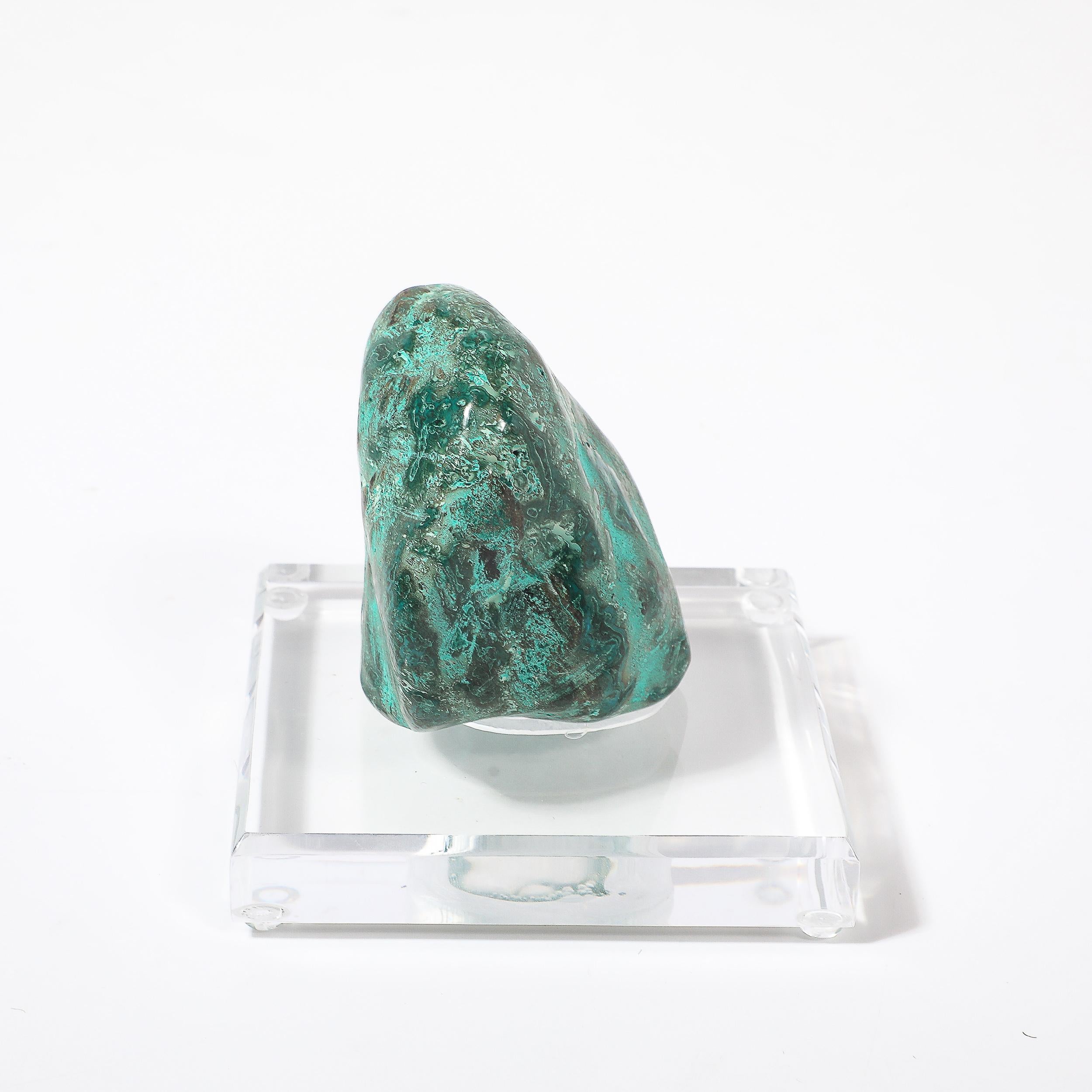 Specimen di malachite modernista di metà secolo su base di lucite sfaccettata di HOLLY HUNT in vendita 1