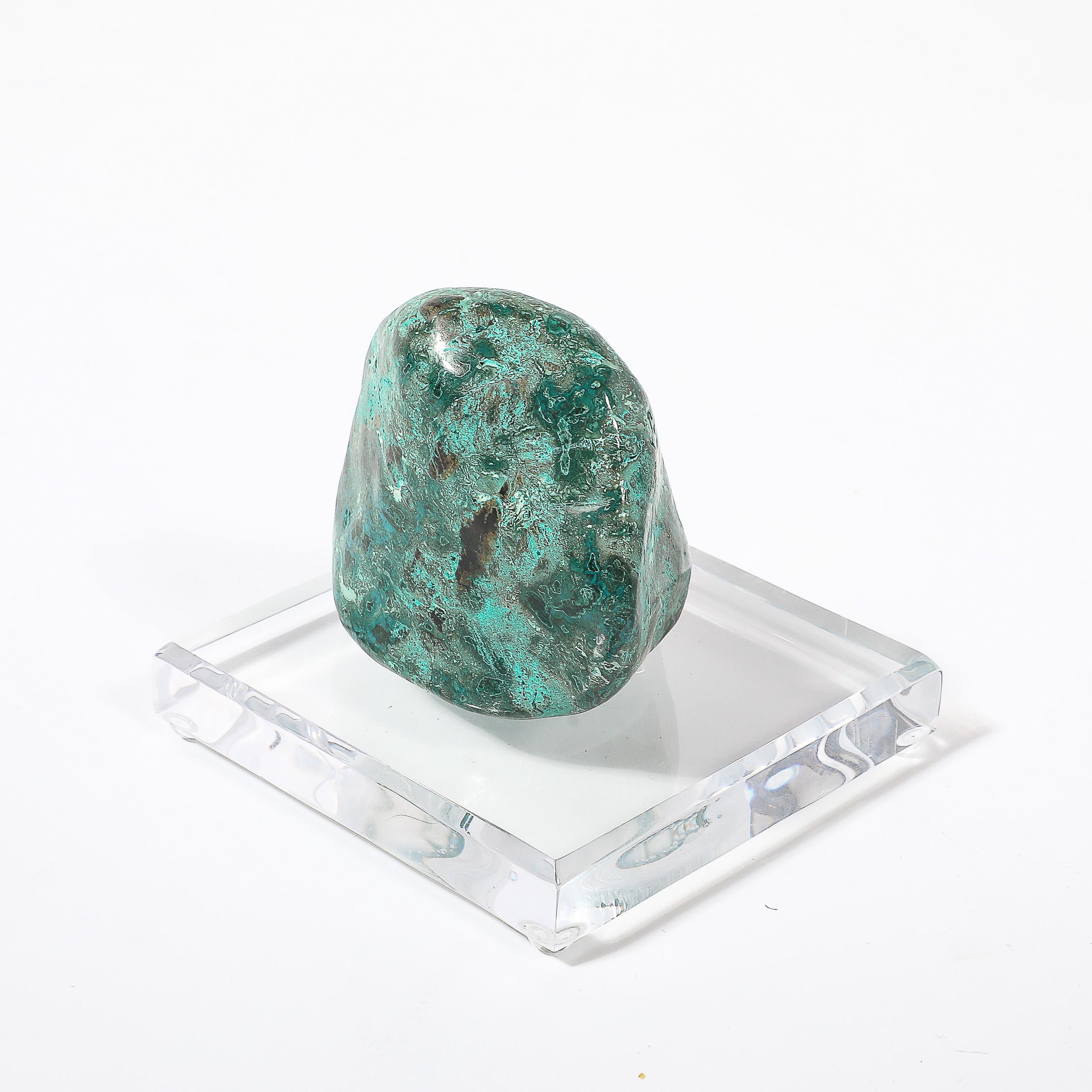 Specimen di malachite modernista di metà secolo su base di lucite sfaccettata di HOLLY HUNT in vendita 2