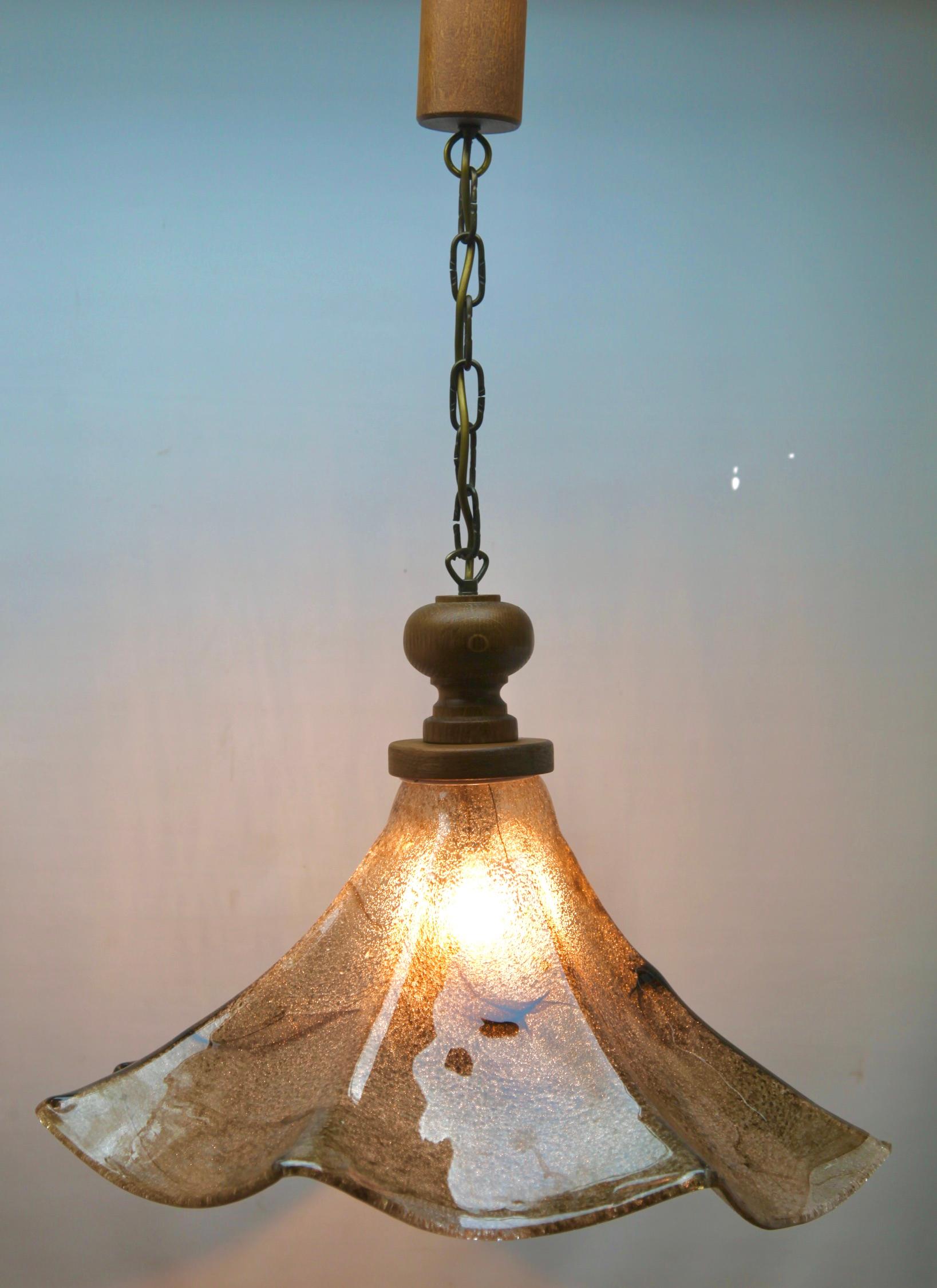 Von Carlo Nason für Mazzega
Dieser sorgfältig gefertigte Lampenschirm aus Glas mit grünen Streifen auf einem Glasboden und einem zarten grünen Rand entlang des gekräuselten Randes sorgt für den Farbkontrast. Der Körper nimmt die Farbe der Glühbirne