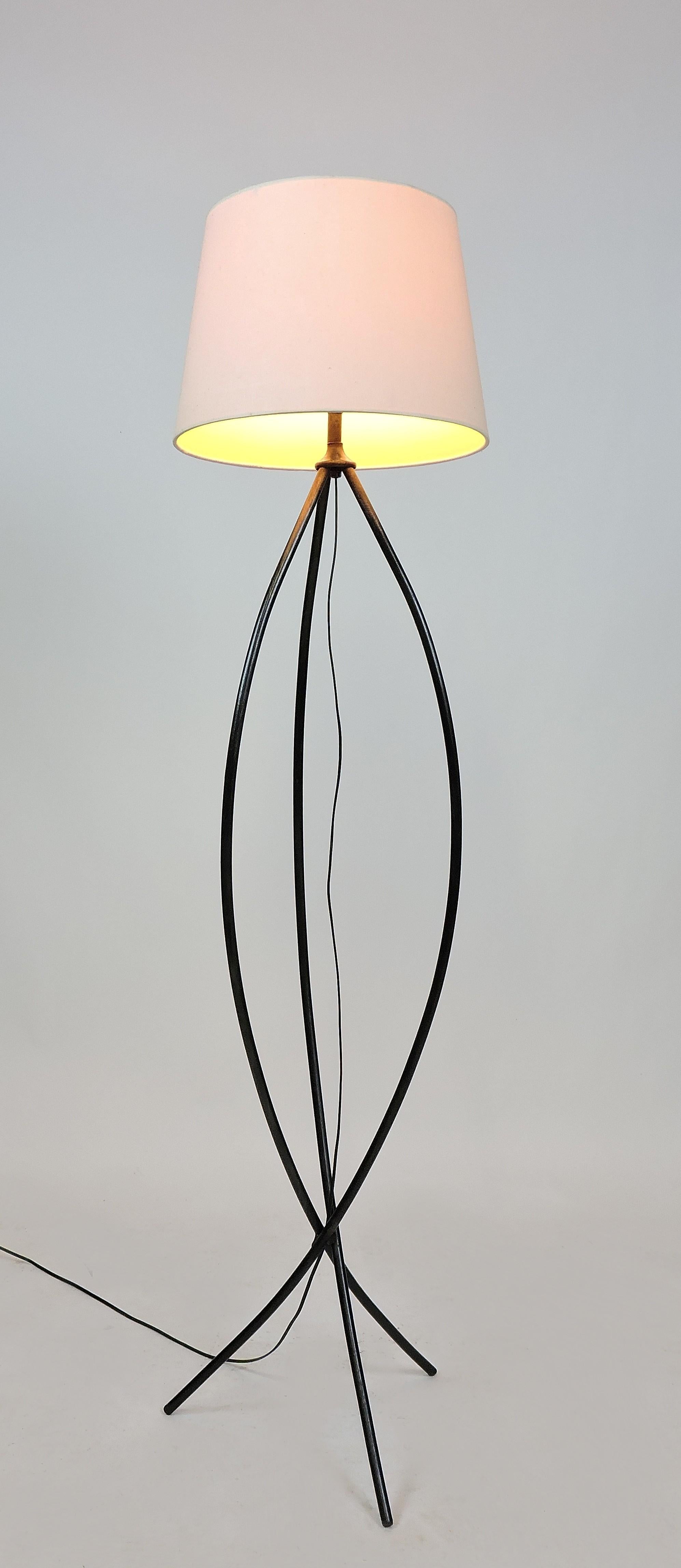 Mid-Century Modernist Minimalist Iron Tripod Floor Lamp In Excellent Condition In Chesterfield, NJ