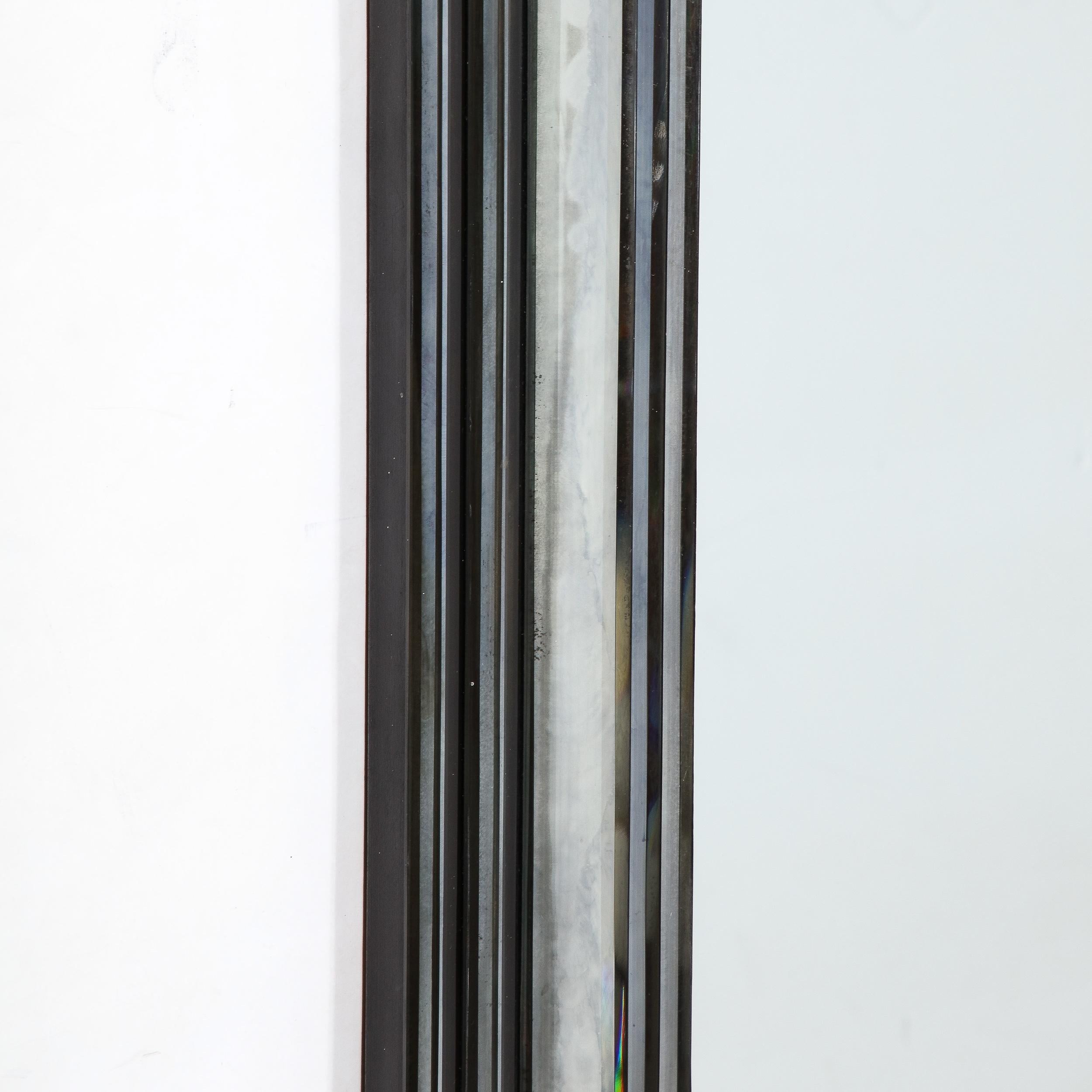 Fin du 20e siècle Miroir moderniste du milieu du siècle avec bordure fumée géométrique à niveaux et biseautée en vente