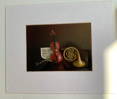 Nature morte représentant un instrument de musique de style moderniste du milieu du siècle – Huile sur panneau, signée