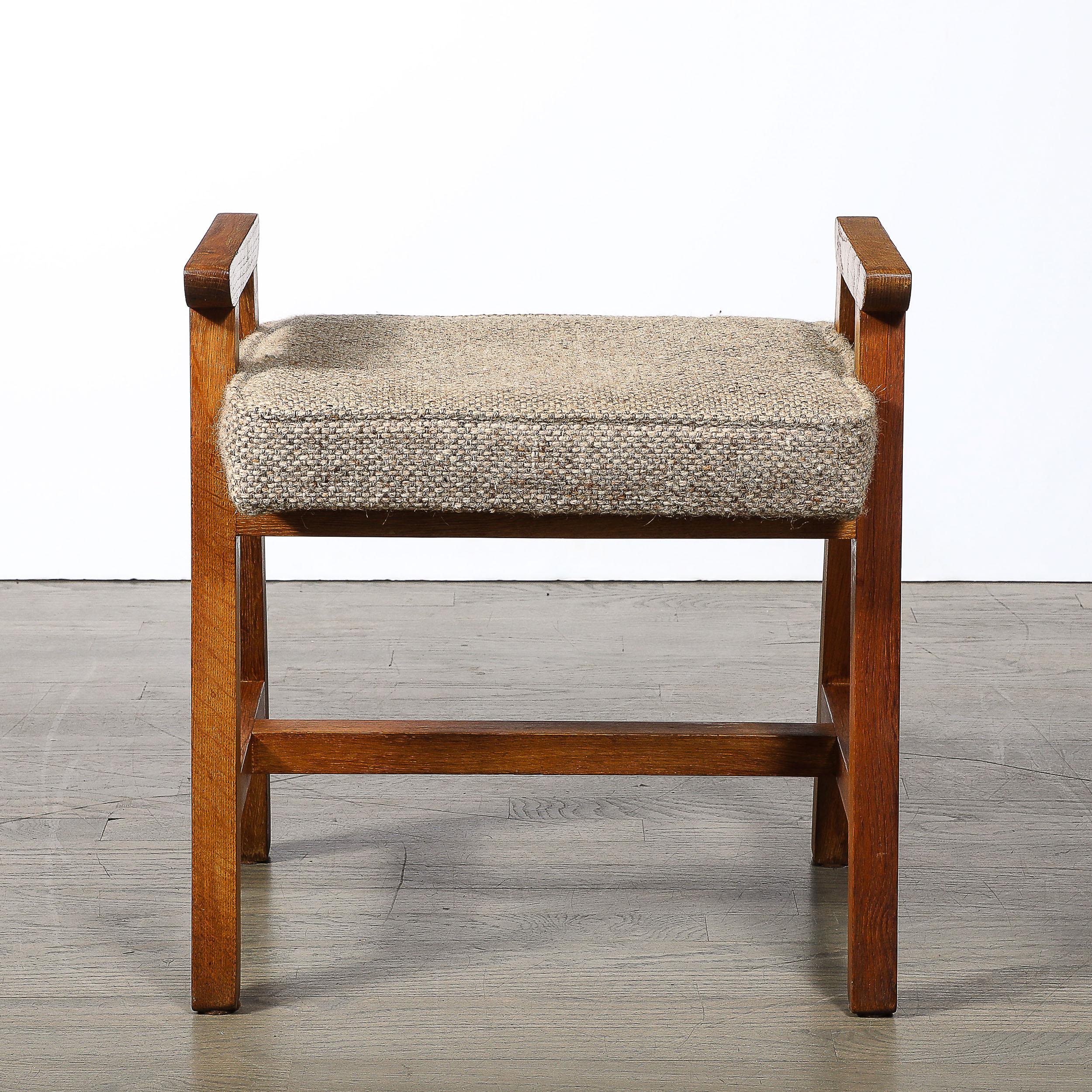 Questo sgabello in quercia del Mid-Century Modernist di Guillerme et Chambron, realizzato per la Maison Maison in Francia intorno al 1970, è un notevole esempio dell'etica del design dell'epoca, che combina la funzionalità con una semplicità