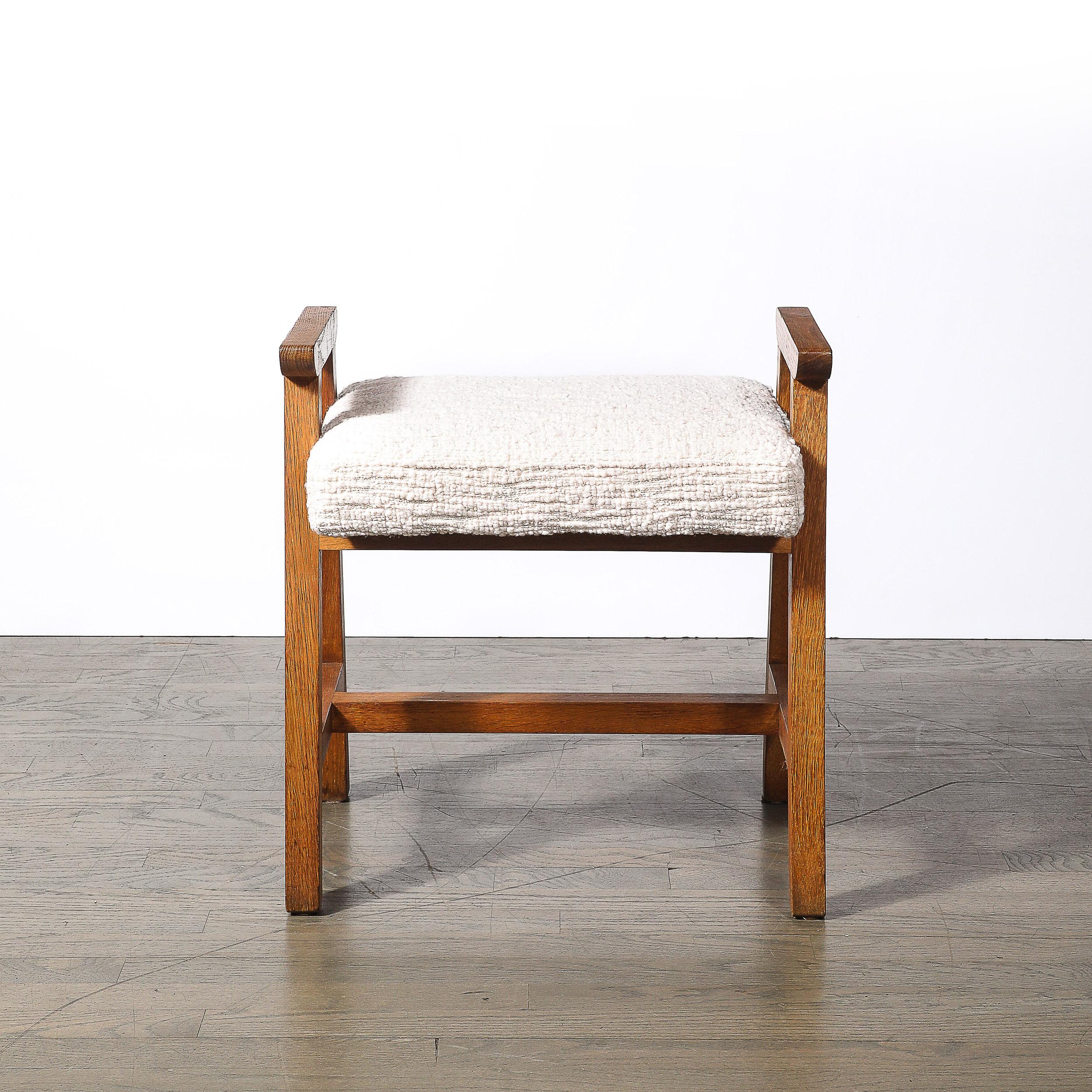 Ce tabouret en chêne de Guillerme et Chambron, fabriqué pour l'Edition Votre Maison en France vers 1970, est un exemple remarquable de l'éthique du design de l'époque, combinant fonctionnalité et simplicité artistique. Les matériaux naturels du