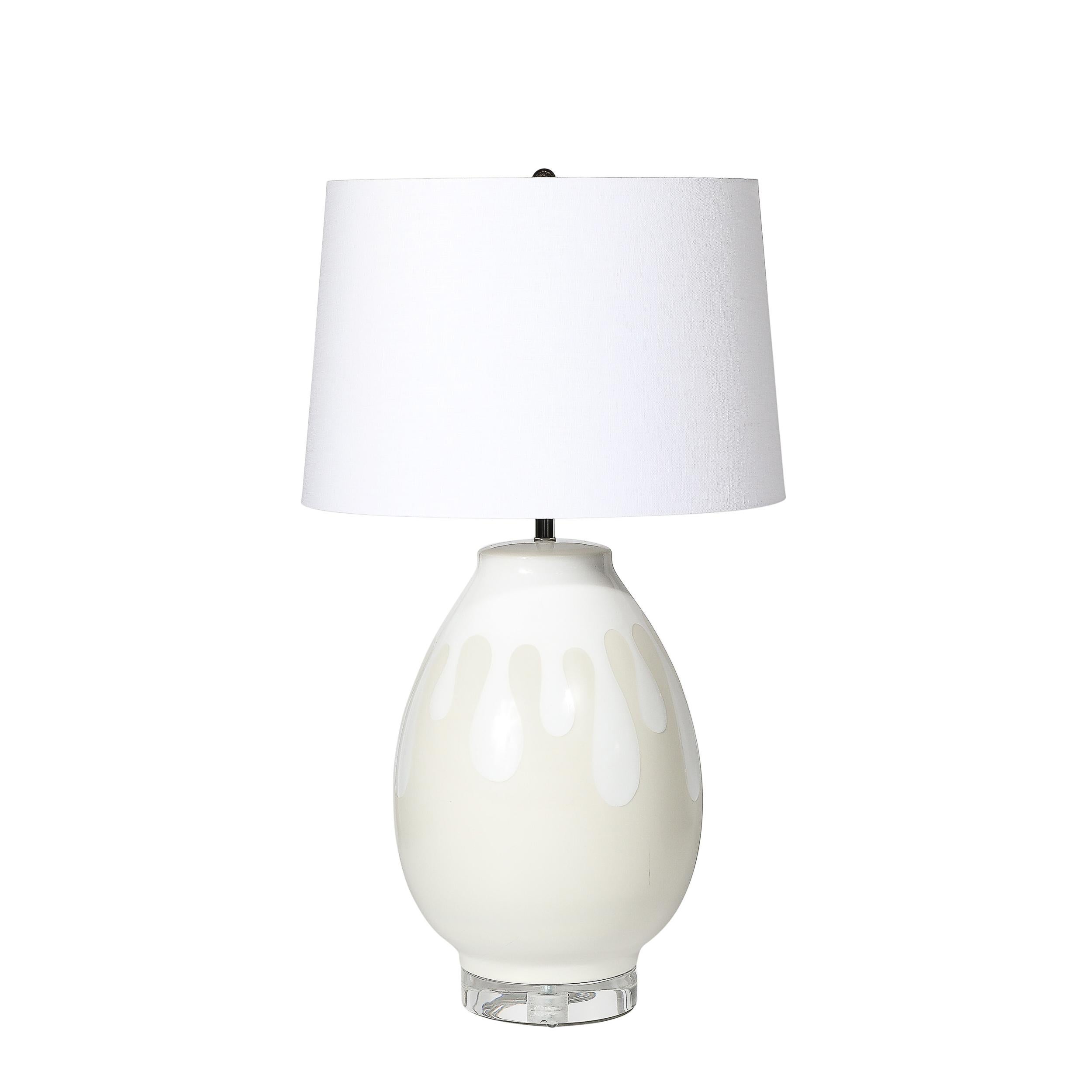 Rehaussez votre décoration intérieure avec cette paire exquise de lampes de table en céramique moderniste du milieu du siècle, fabriquées de main de maître aux États-Unis, vers 1970. Ces lampes sont de véritables témoignages des principes de