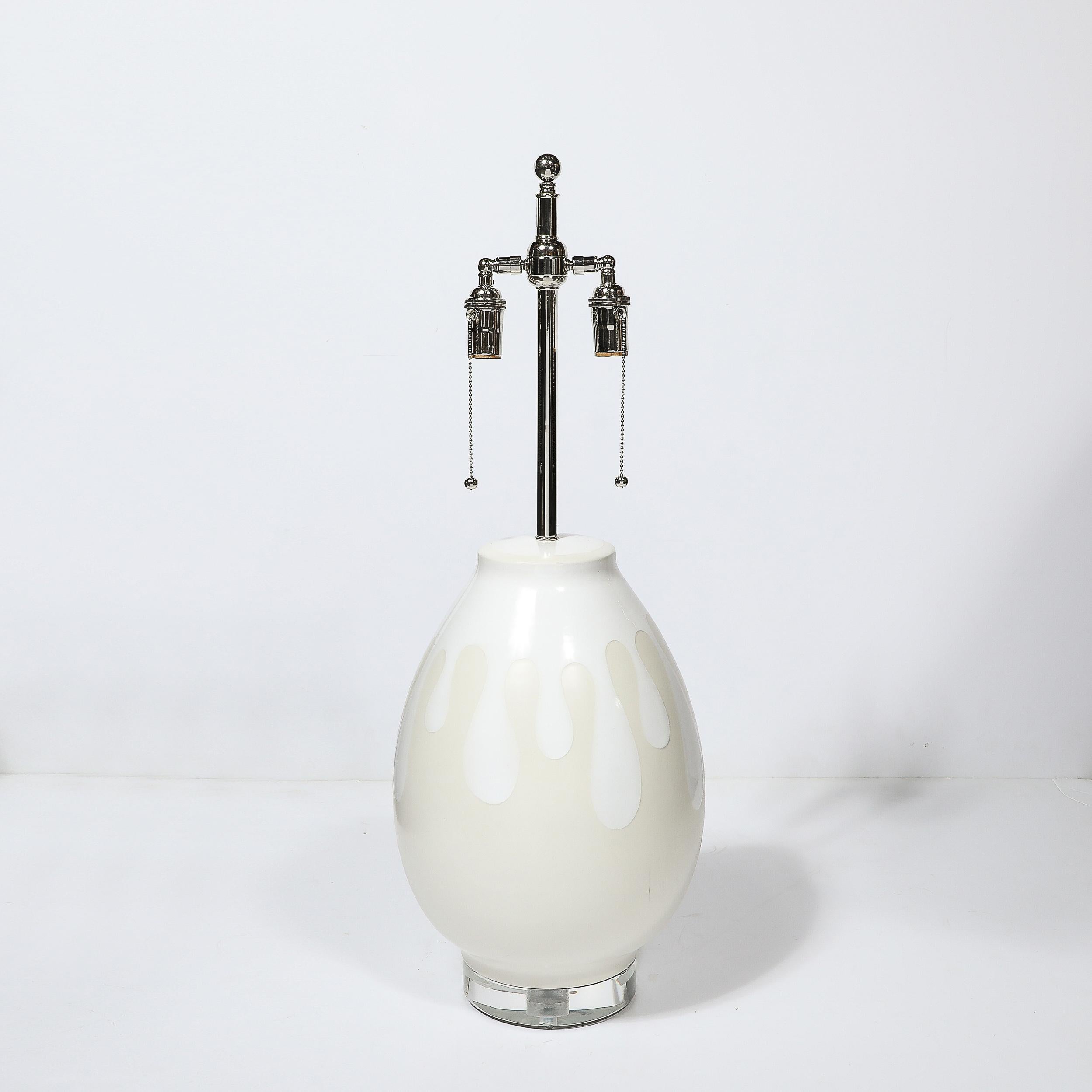 Mid-Century Modern Lampes de table en céramique Off-White moderniste du milieu du siècle avec motif Graphic Splash en vente