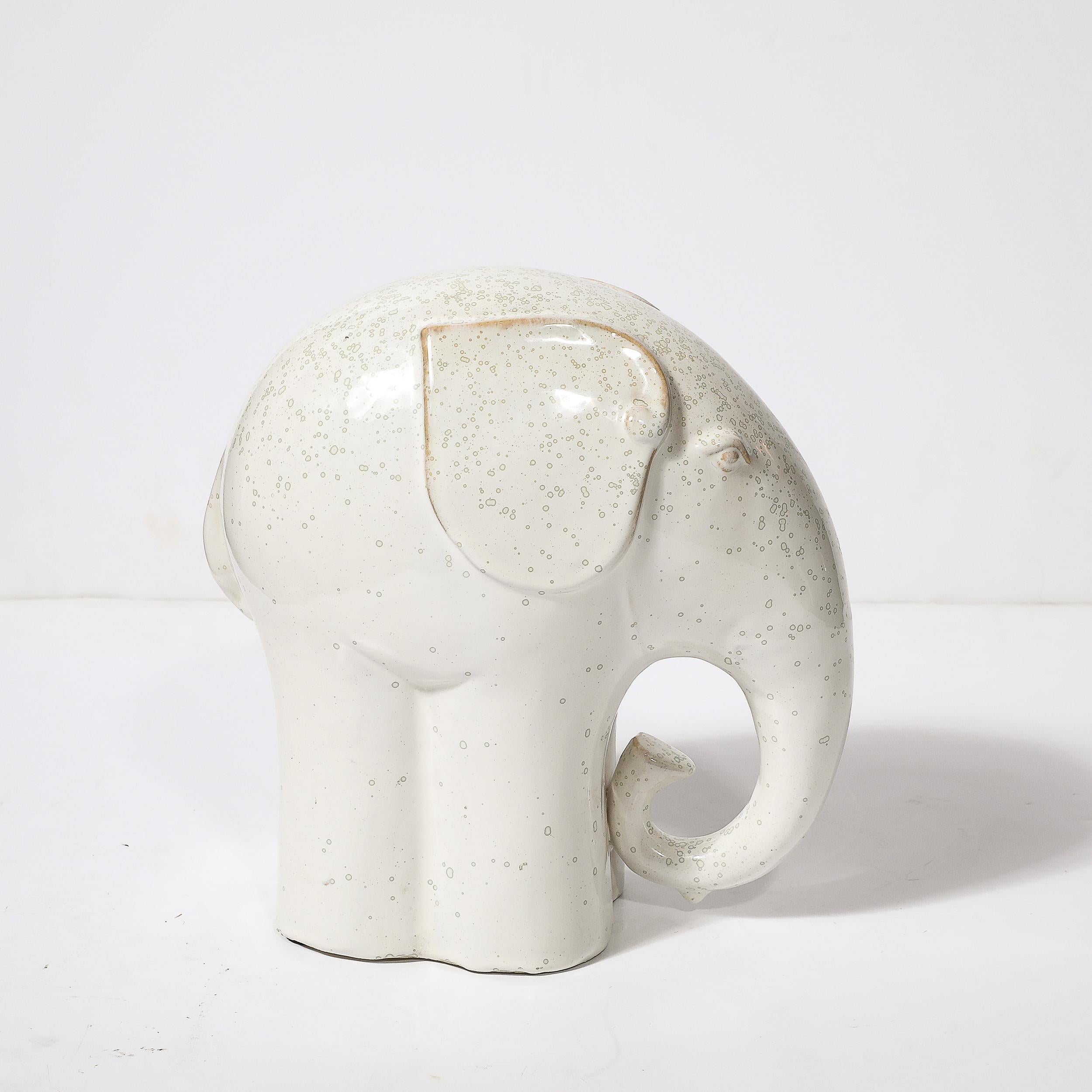Scultura di elefante in terracotta smaltata di colore bianco sporco del Modernismo di metà secolo In condizioni ottime in vendita a New York, NY