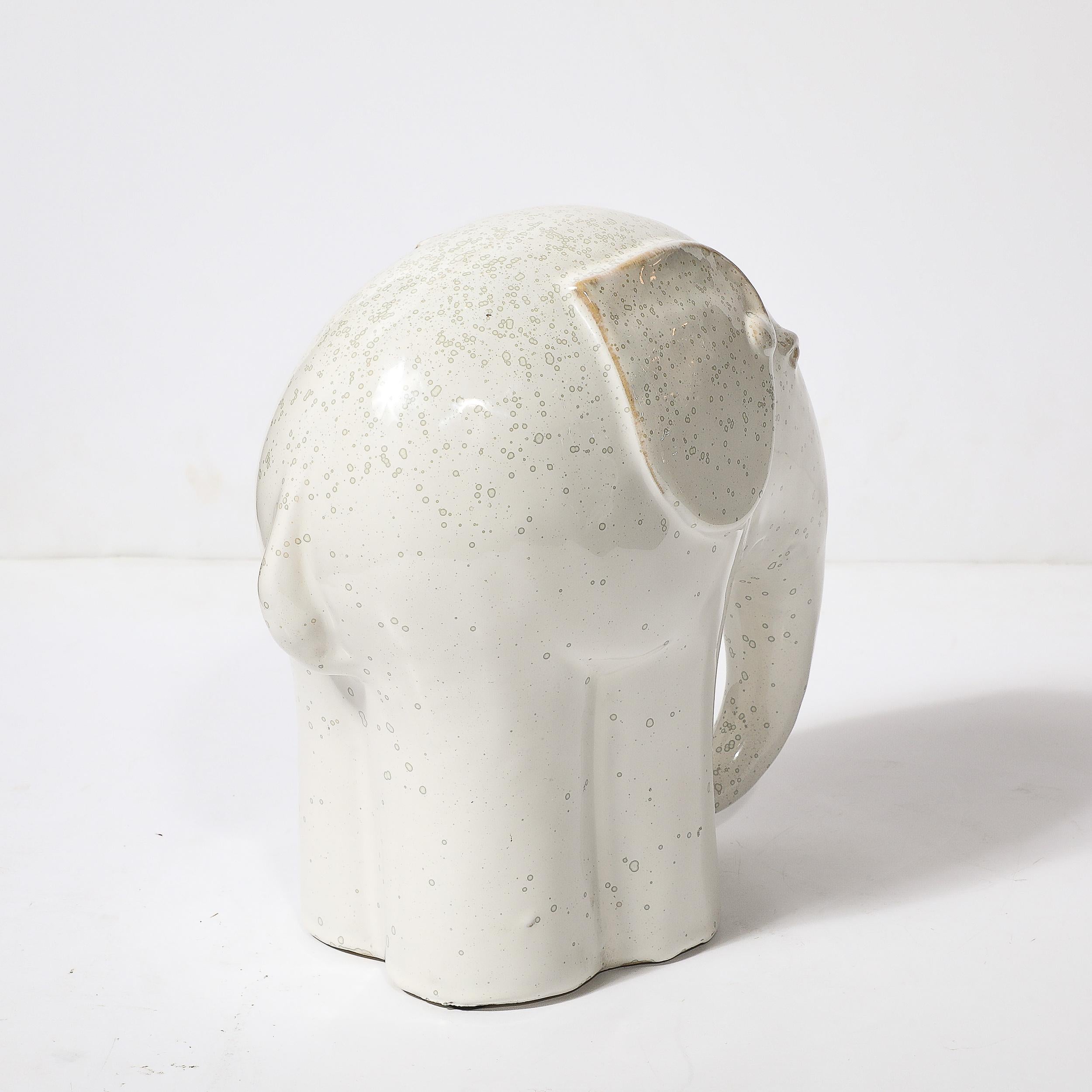 Fine XX secolo Scultura di elefante in terracotta smaltata di colore bianco sporco del Modernismo di metà secolo in vendita