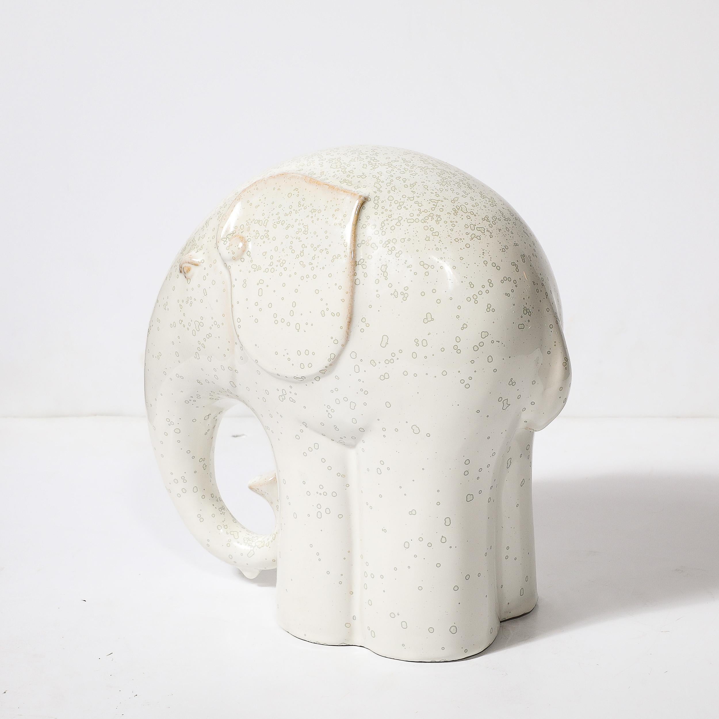 Scultura di elefante in terracotta smaltata di colore bianco sporco del Modernismo di metà secolo in vendita 1