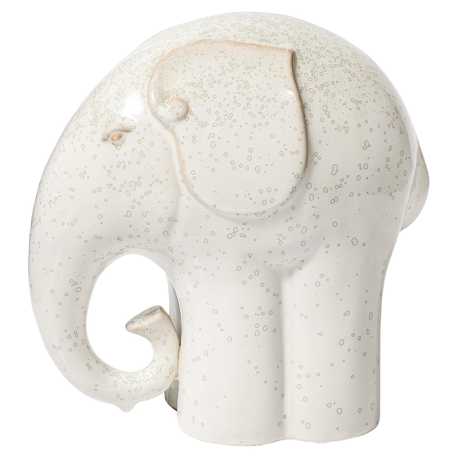 Escultura modernista de mediados de siglo de terracota esmaltada en blanco roto Elefante