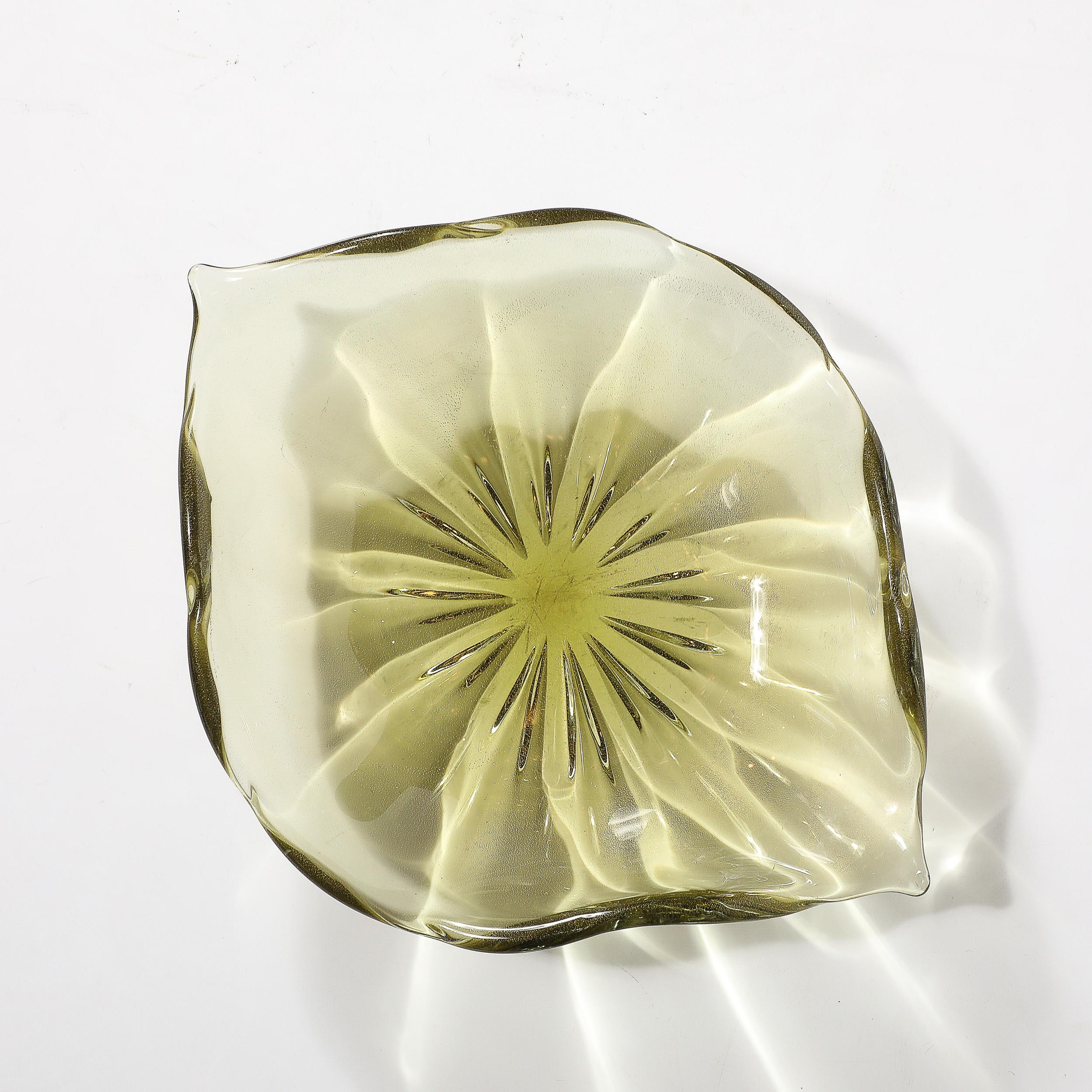 Eleva il tuo arredamento con questa squisita ciotola centrotavola organica ondulata in vetro di Murano soffiato a mano del 1960 circa, realizzata in Italia. Rinomata per la sua silhouette fluida e dinamica, questa ciotola centrotavola mette in