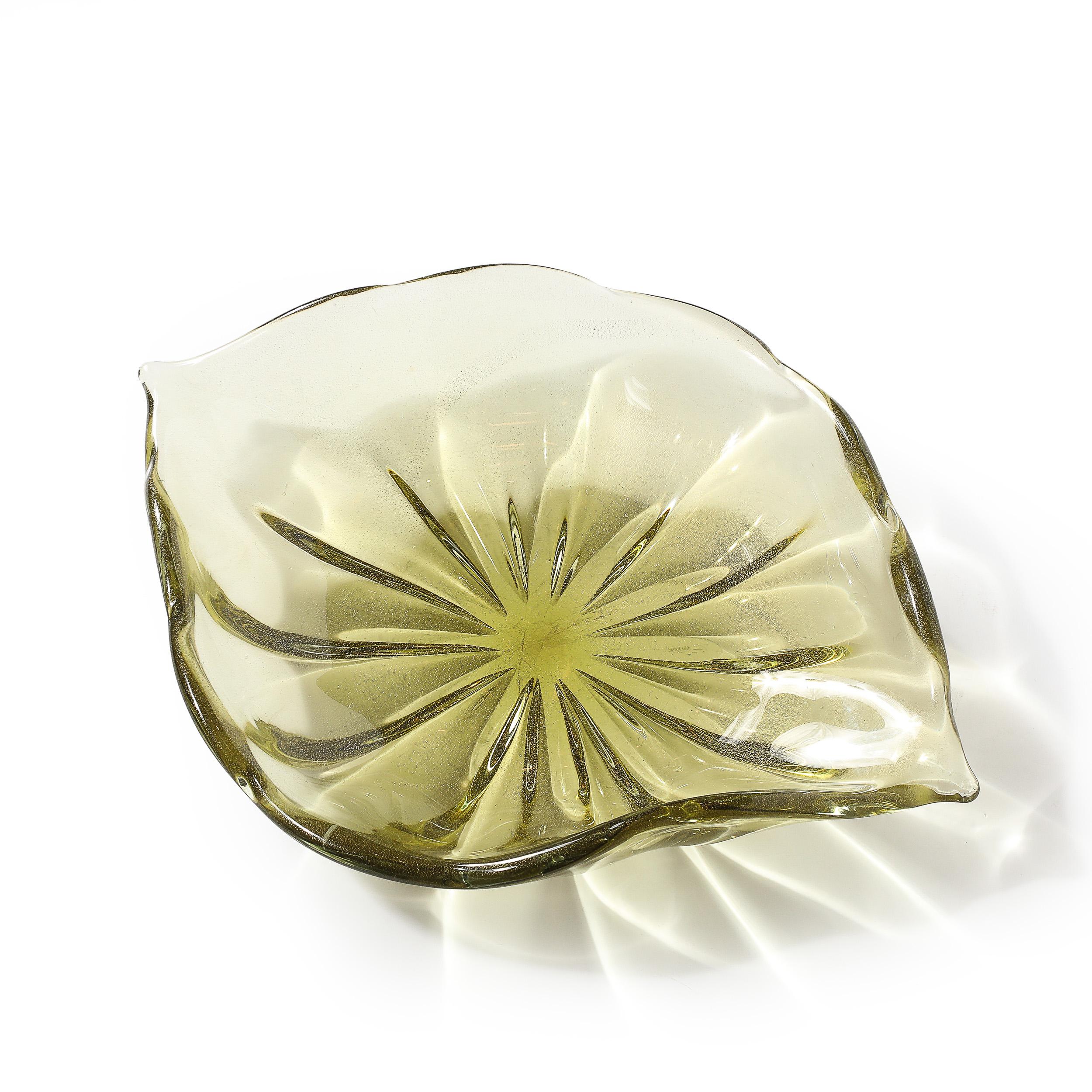 Mid-Century moderno Centrotavola organico ondulato in vetro di Murano soffiato a mano, modernista di metà secolo in vendita