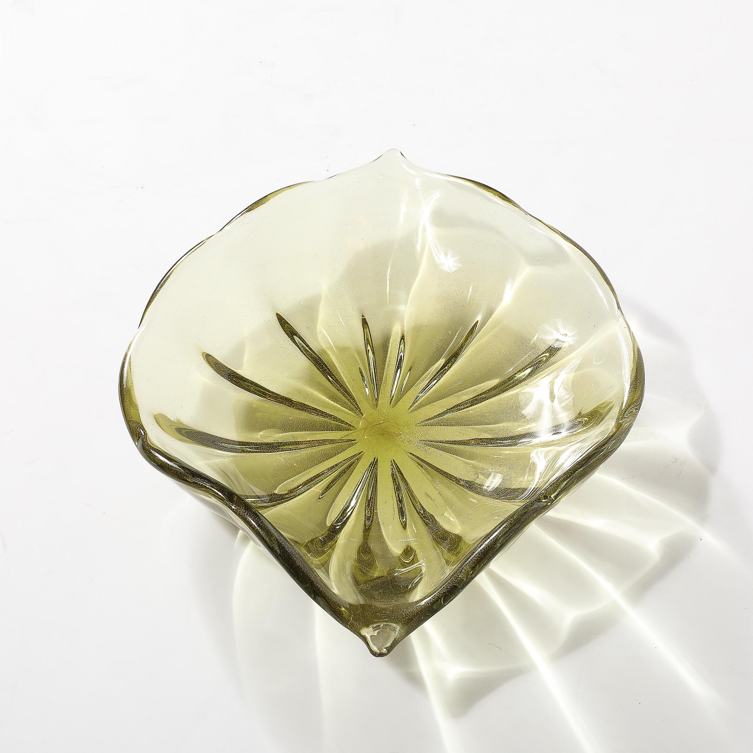 Italiano Centrotavola organico ondulato in vetro di Murano soffiato a mano, modernista di metà secolo in vendita