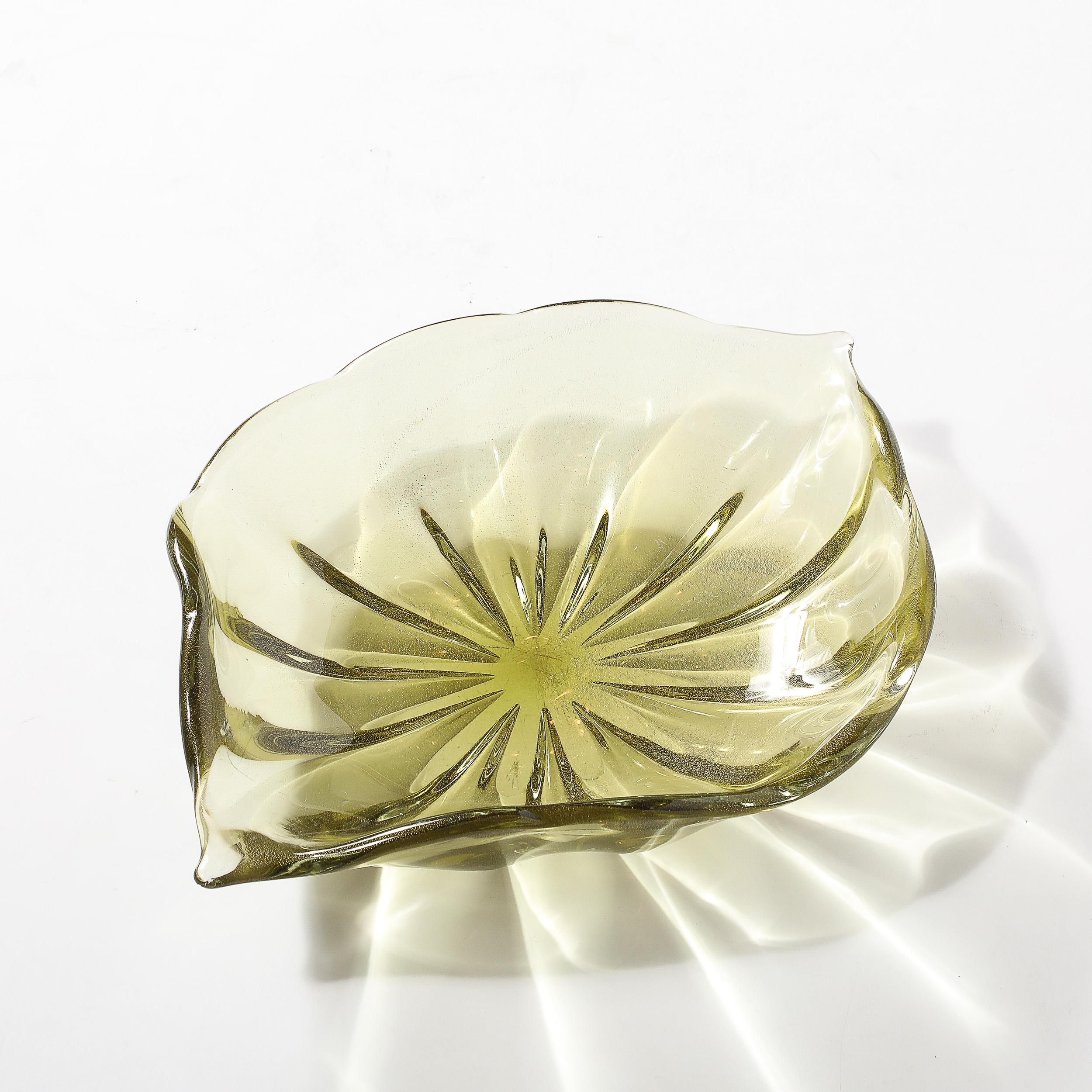 Centrotavola organico ondulato in vetro di Murano soffiato a mano, modernista di metà secolo In condizioni ottime in vendita a New York, NY