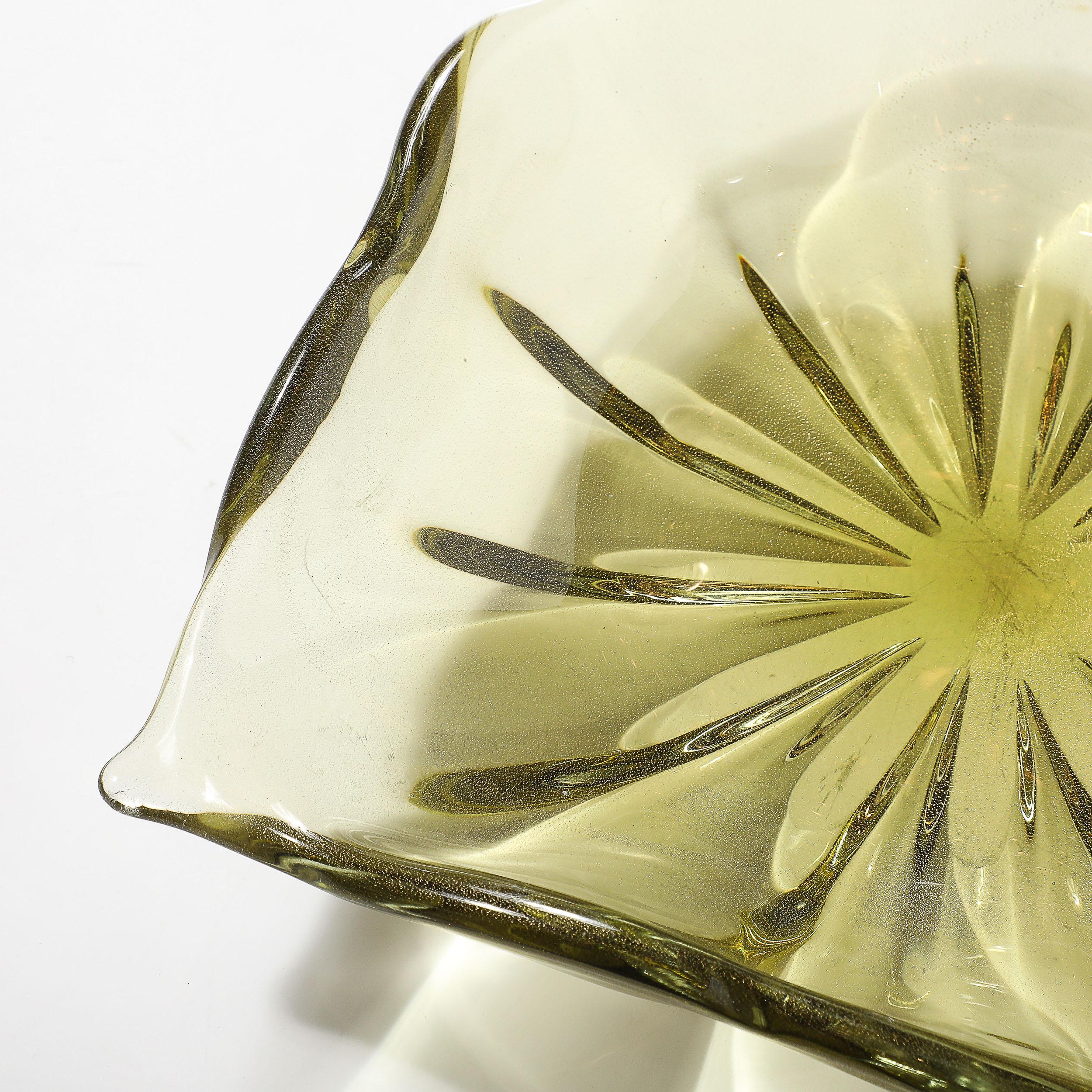 Metà XX secolo Centrotavola organico ondulato in vetro di Murano soffiato a mano, modernista di metà secolo in vendita