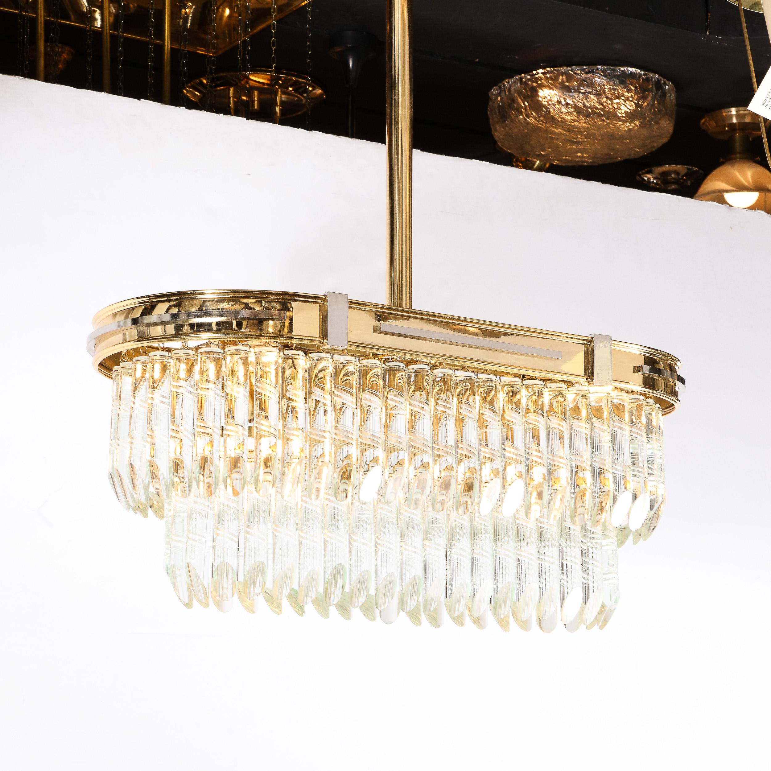 Italiano Lampadario a due piani in ottone, nichel e cristalli tagliati di stile modernista del metà del secolo. in vendita