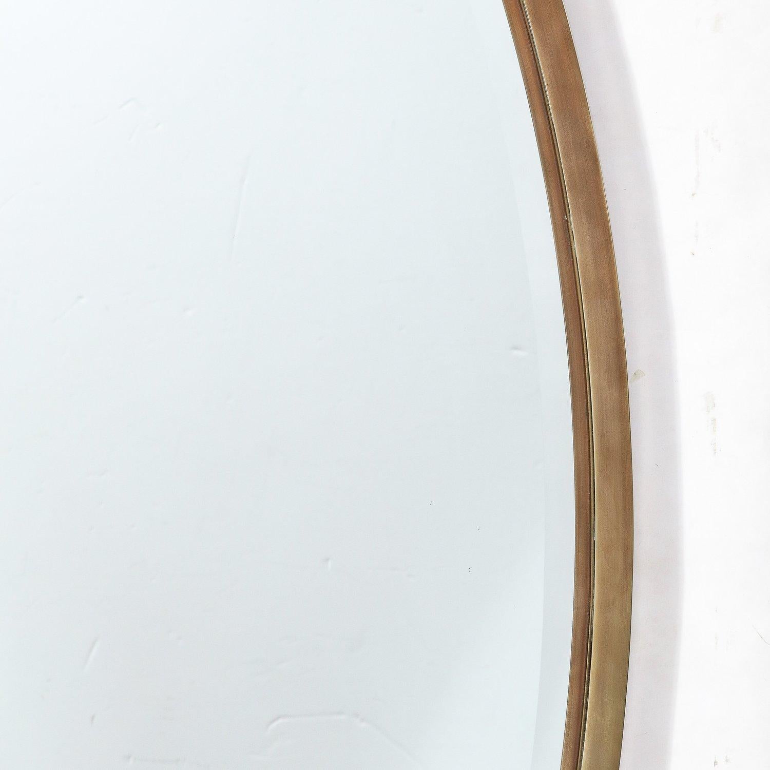 Metà XX secolo Specchio ovale modernista di metà secolo con cornice in ottone lucido in vendita