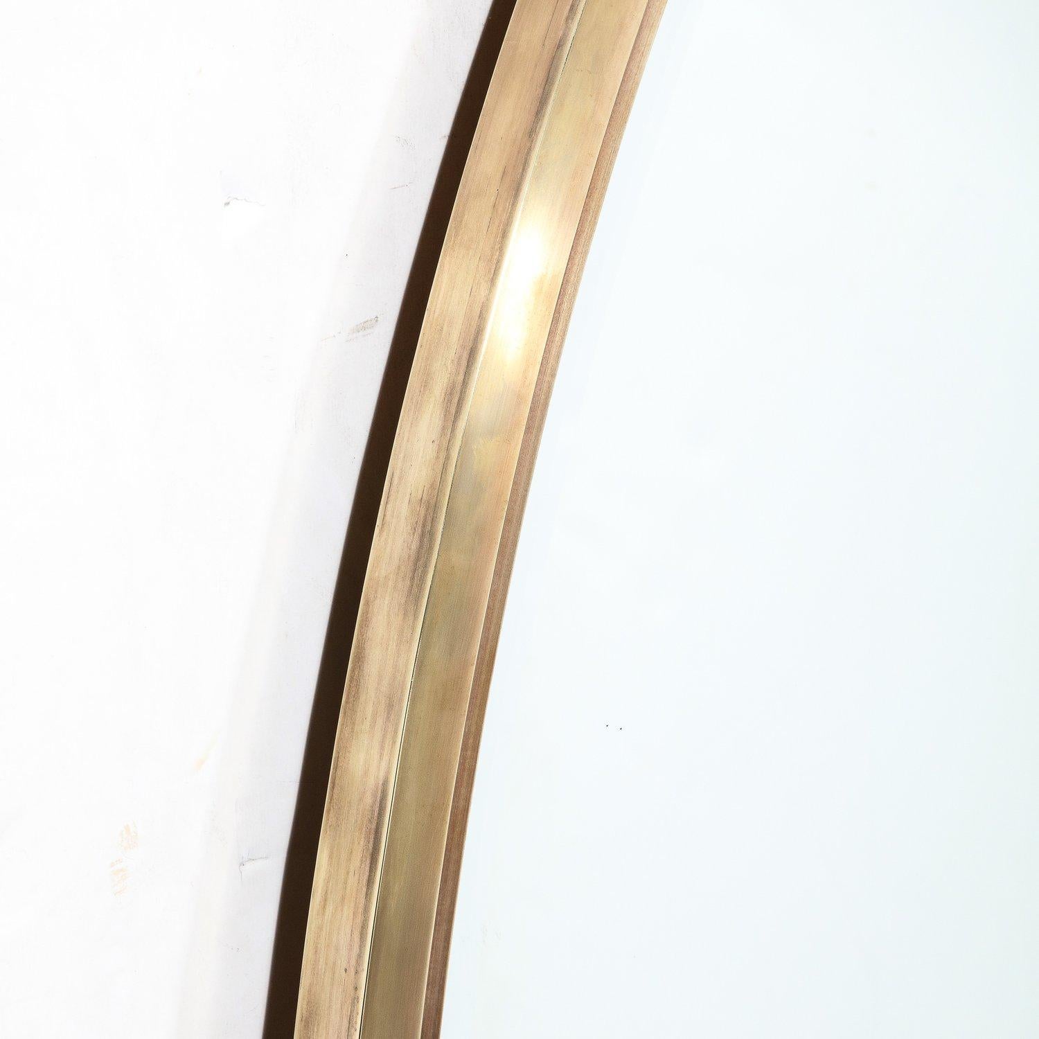 Specchio ovale modernista di metà secolo con cornice in ottone lucido in vendita 1