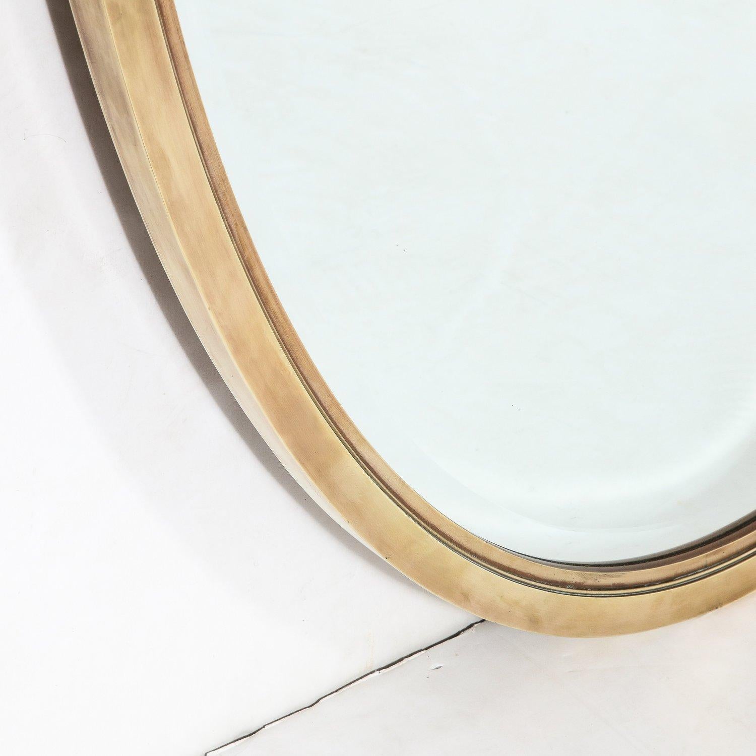Specchio ovale modernista di metà secolo con cornice in ottone lucido in vendita 2