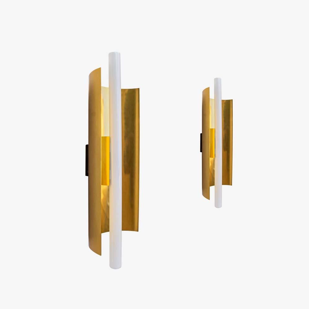 A sensational Mid-Century Modernist pair of wall lights designed by Gio Ponti and Manufactured by Candle, Italian design.
Curved brass frame with a central tubular light bulb, a master design in skill and elegance.
This original and yet timeless