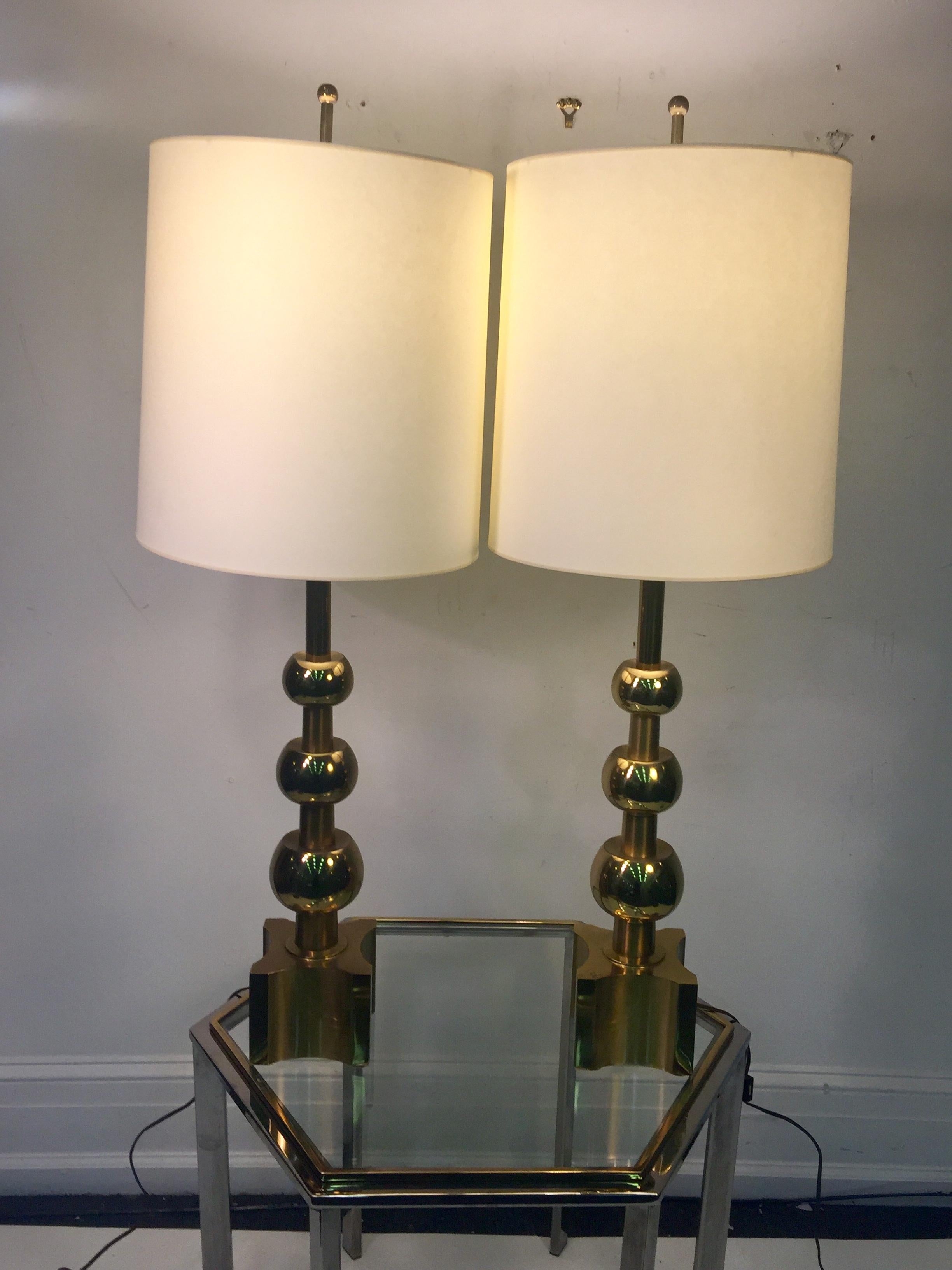 American Mid-Century Modernist Pair of Stacked Gold Ball Design Lamps For Sale